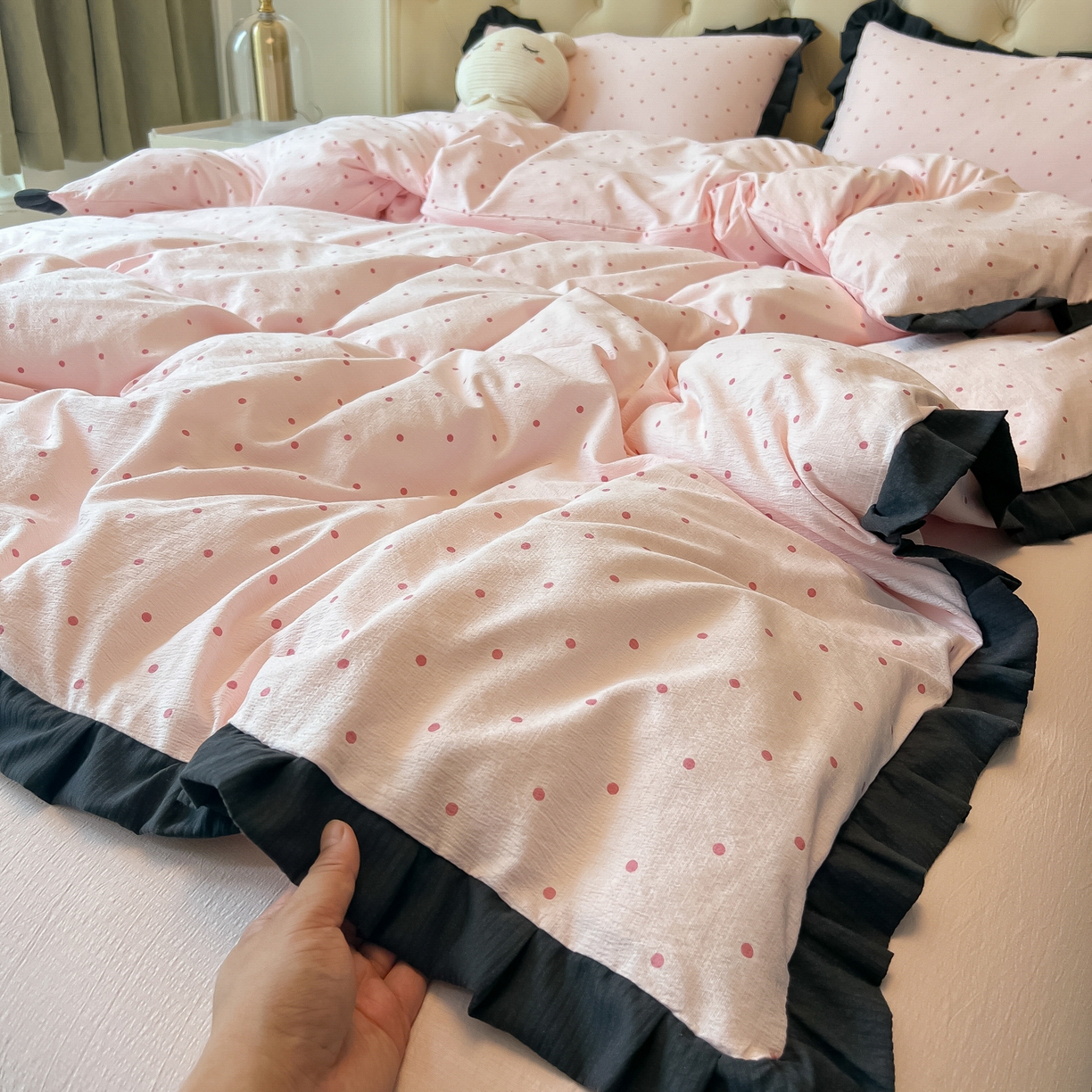 91家纺网 家纺一手货源 找家纺 韩巢家纺 2026新款黑色花边款四件套 红深粉波点【黑皱皱花边款】