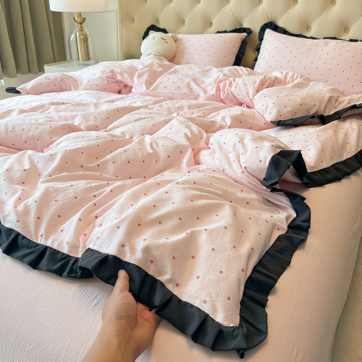 91家纺网 家纺一手货源 找家纺 韩巢家纺 2026新款黑色花边款四件套 红深粉波点【黑皱皱花边款】