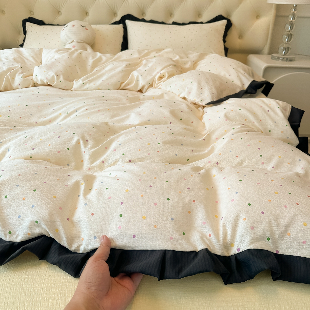 91家纺网 家纺一手货源 找家纺 韩巢家纺 2026新款黑色花边款四件套 波点世界【黑皱皱花边款】