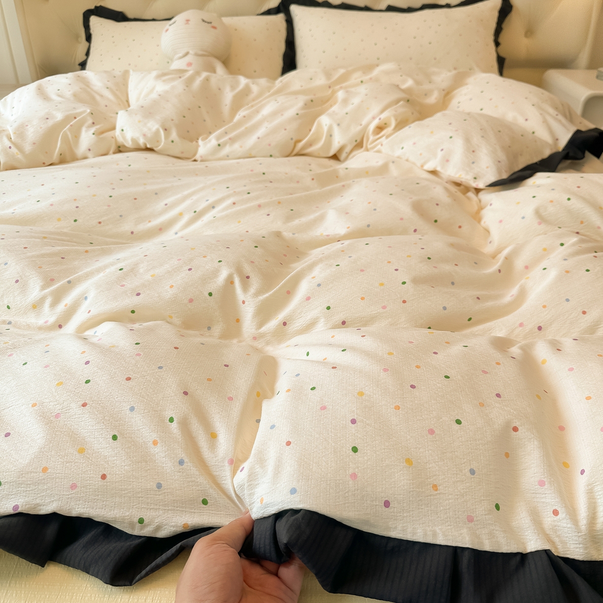 91家纺网 家纺一手货源 找家纺 韩巢家纺 2026新款黑色花边款四件套 波点世界【黑皱皱花边款】