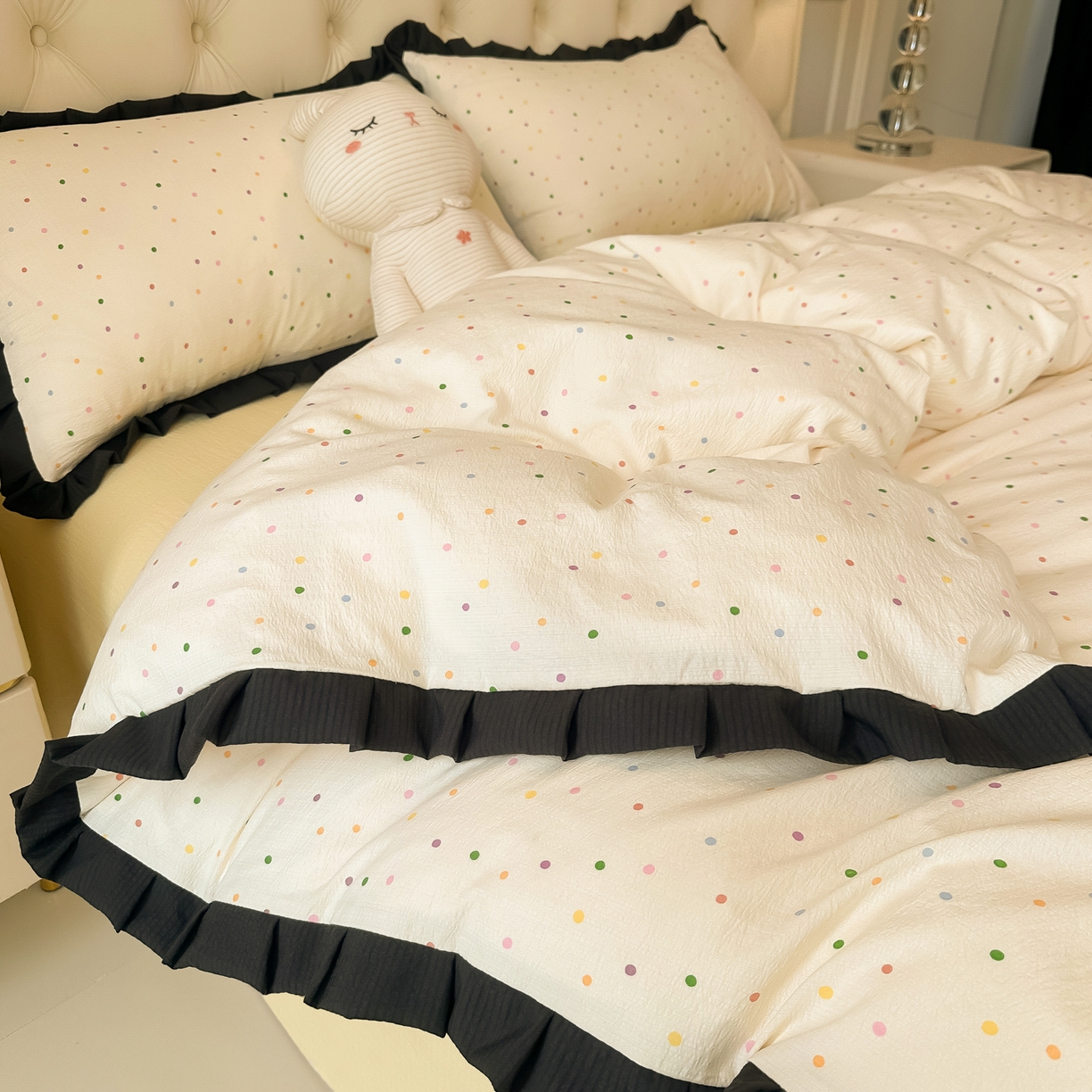 91家纺网 家纺一手货源 找家纺 韩巢家纺 2026新款黑色花边款四件套 波点世界【黑皱皱花边款】