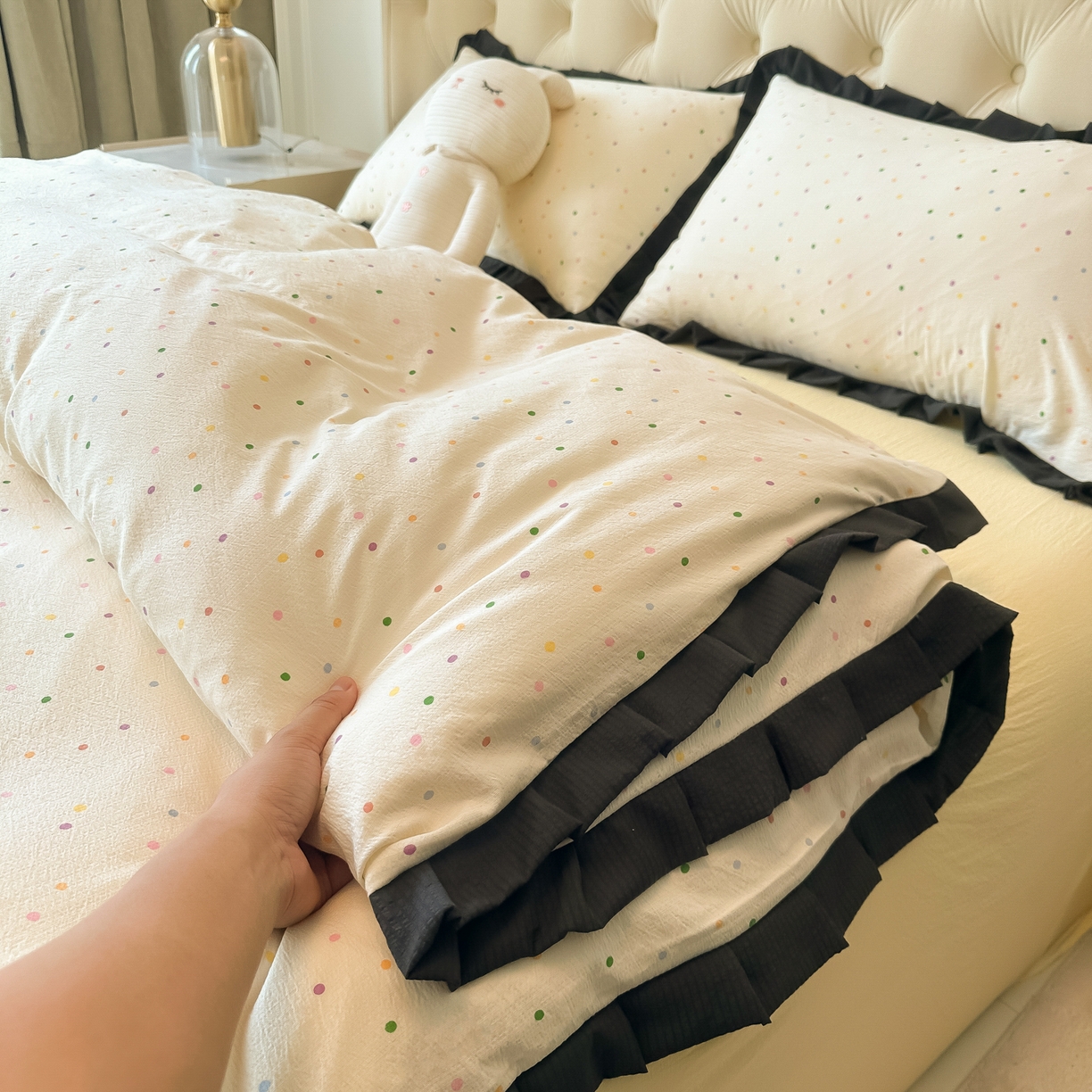 91家纺网 家纺一手货源 找家纺 韩巢家纺 2026新款黑色花边款四件套 波点世界【黑皱皱花边款】