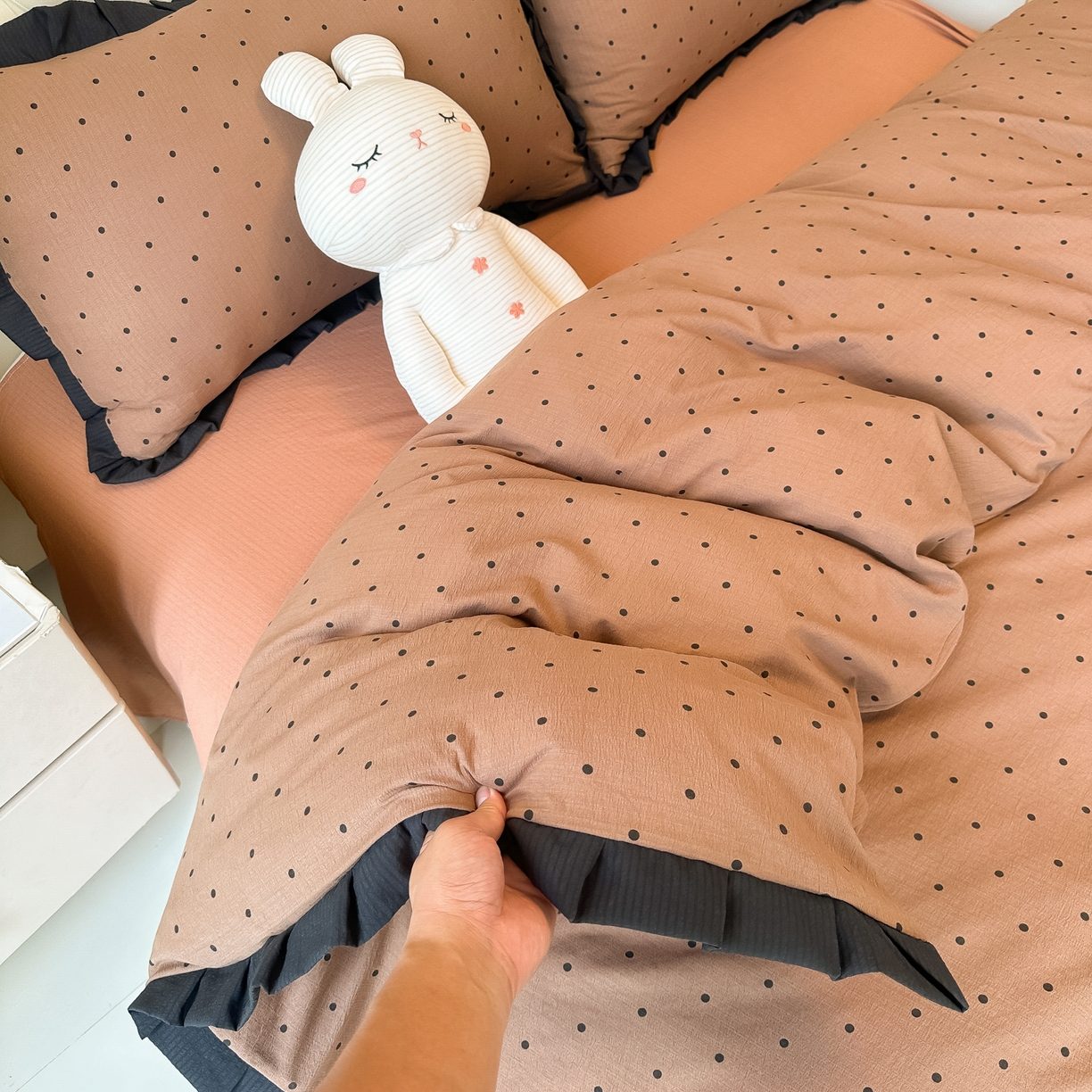 91家纺网 家纺一手货源 找家纺 韩巢家纺 2026新款黑色花边款四件套 咖波点【黑皱皱花边款】