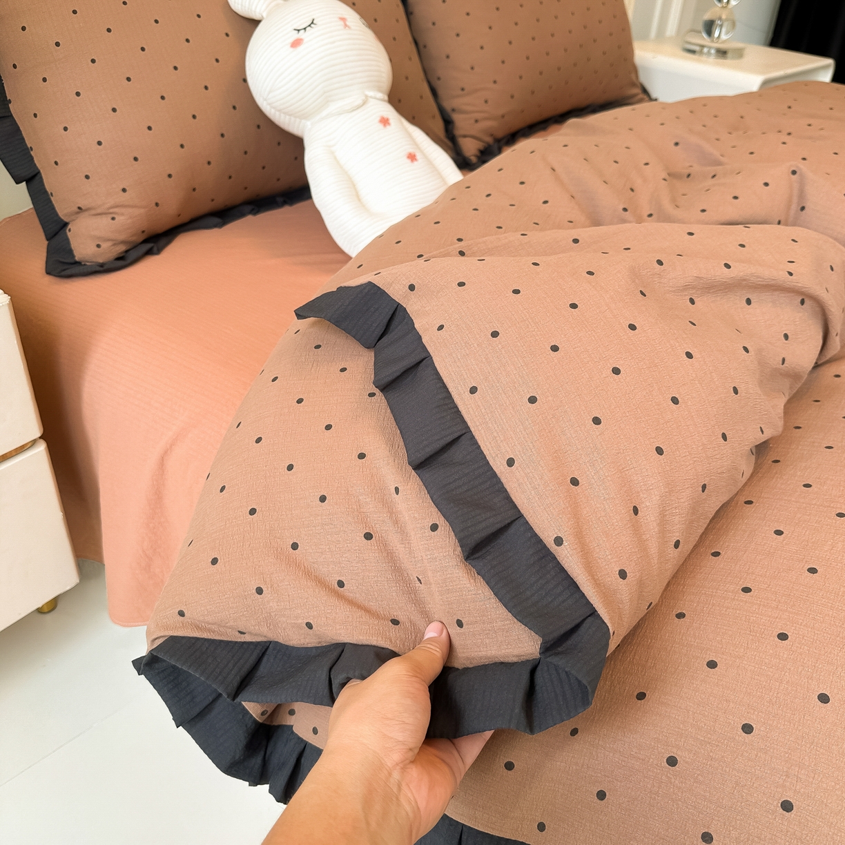 91家纺网 家纺一手货源 找家纺 韩巢家纺 2026新款黑色花边款四件套 咖波点【黑皱皱花边款】