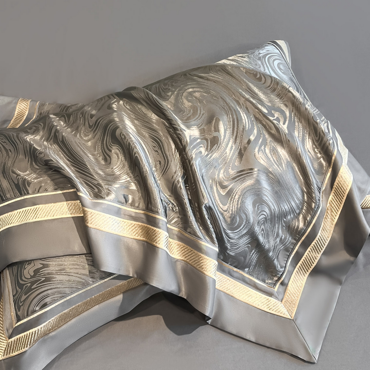 91家纺网 家纺一手货源 找家纺 博纳家纺 2026新款高端色织提花拼角绣花宽边亲肤棉四件套海韵系列 海韵-绅士灰