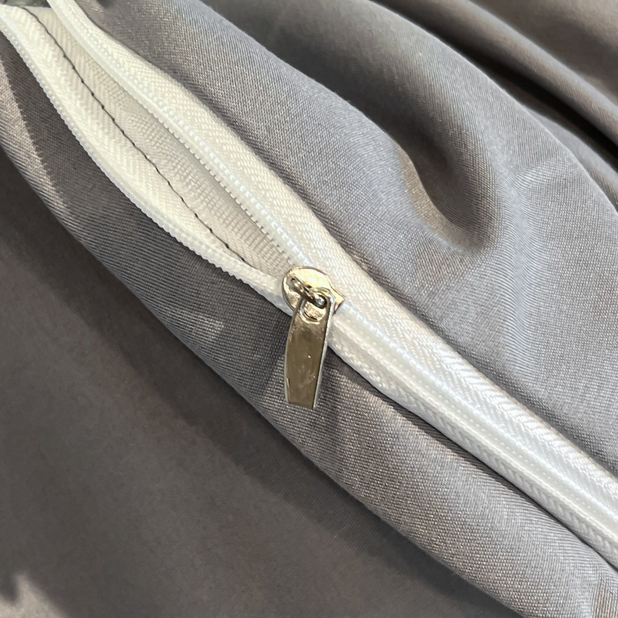 91家纺网 家纺一手货源 找家纺 博纳家纺 2026新款高端色织提花拼角绣花宽边亲肤棉四件套海韵系列 海韵-绅士灰