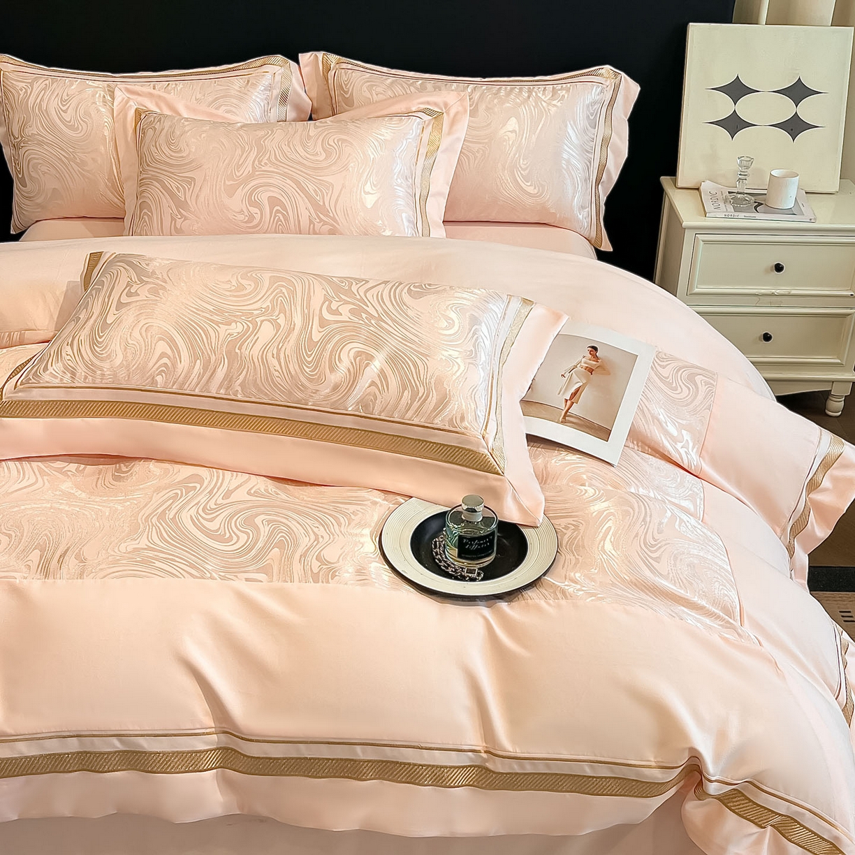 91家纺网 家纺一手货源 找家纺 博纳家纺 2026新款高端色织提花拼角绣花宽边亲肤棉四件套海韵系列 海韵-粉玉