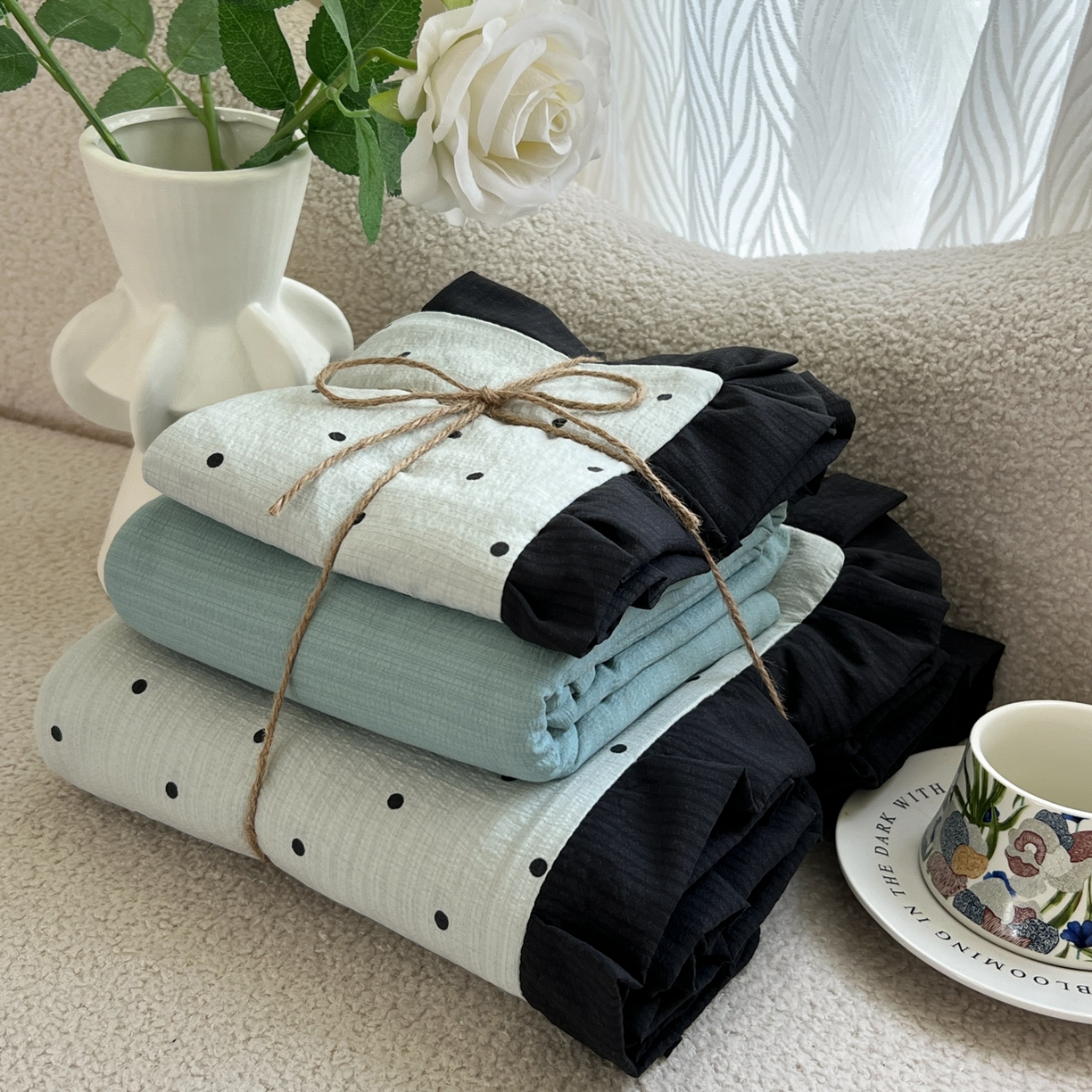 91家纺网 家纺一手货源 找家纺 韩巢家纺 2026新款黑色花边款四件套 蓝灰波点【黑皱皱花边款】