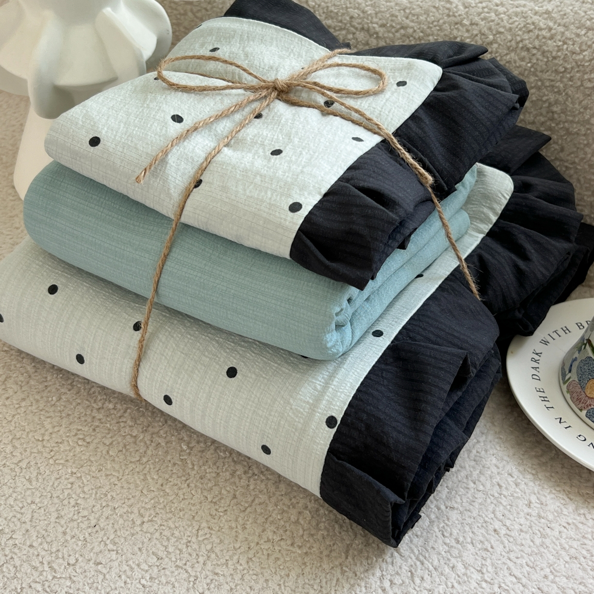 91家纺网 家纺一手货源 找家纺 韩巢家纺 2026新款黑色花边款四件套 蓝灰波点【黑皱皱花边款】