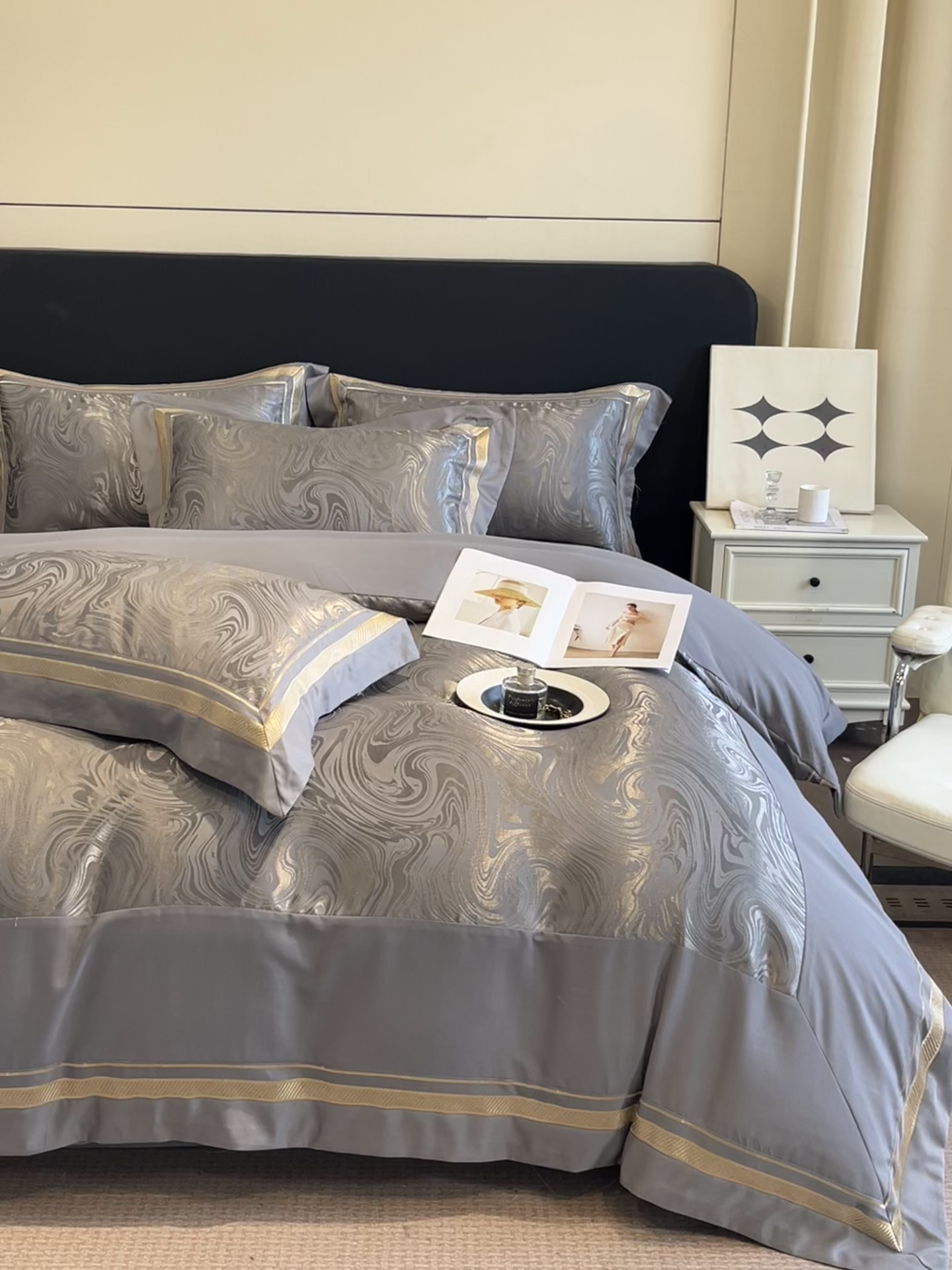 91家纺网 家纺一手货源 找家纺 博纳家纺 2026新款高端色织提花拼角绣花宽边亲肤棉四件套海韵系列 海韵-绅士灰