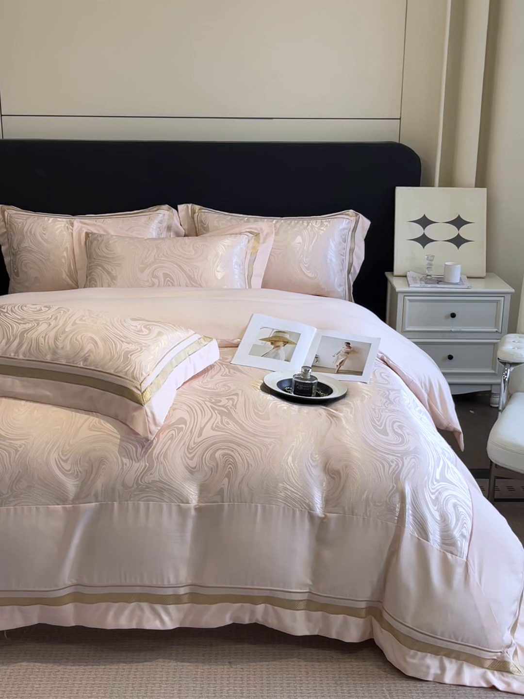 91家纺网 家纺一手货源 找家纺 博纳家纺 2026新款高端色织提花拼角绣花宽边亲肤棉四件套海韵系列 海韵-粉玉