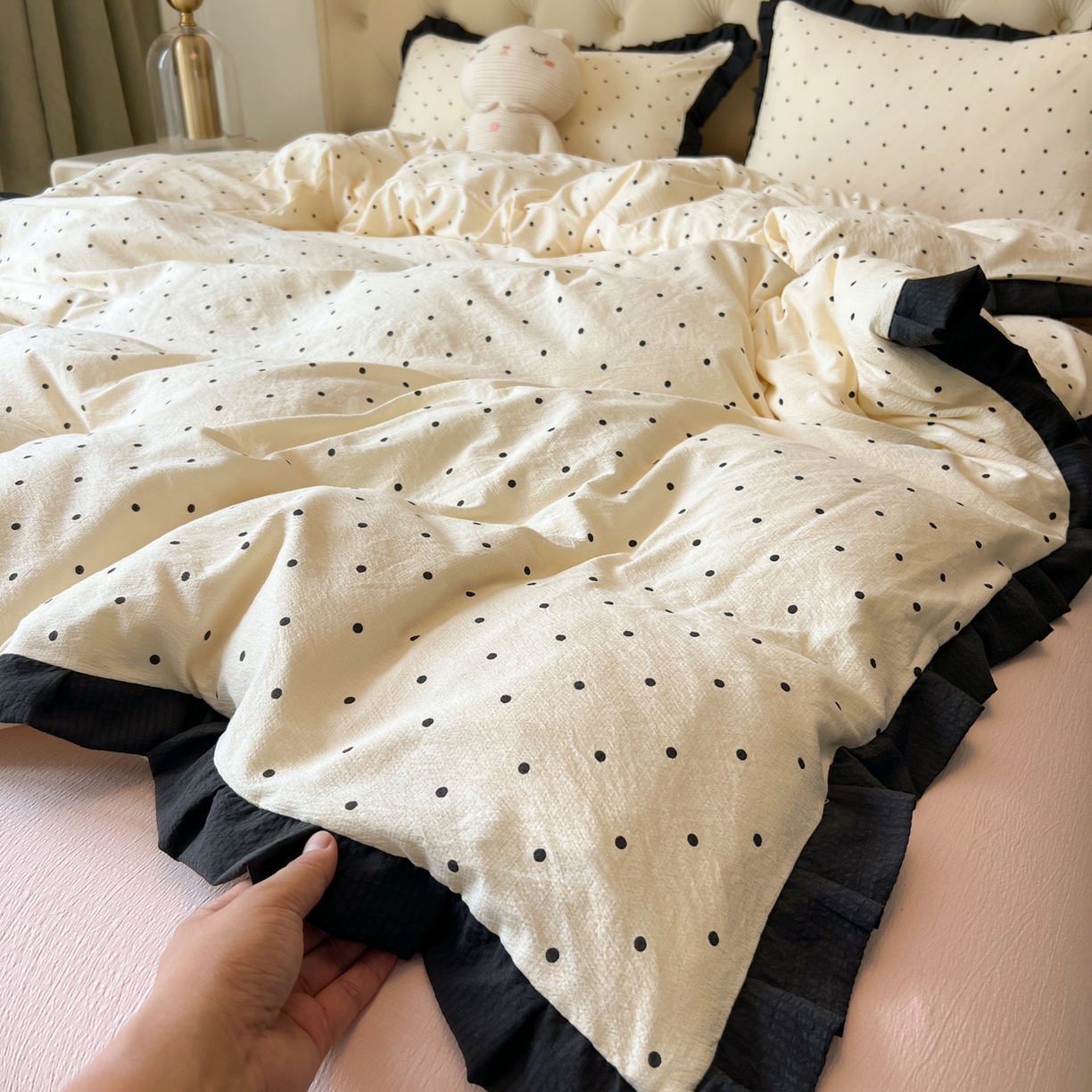 91家纺网 家纺一手货源 找家纺 韩巢家纺 2026新款黑色花边款四件套 米黄波点【黑皱皱花边款】