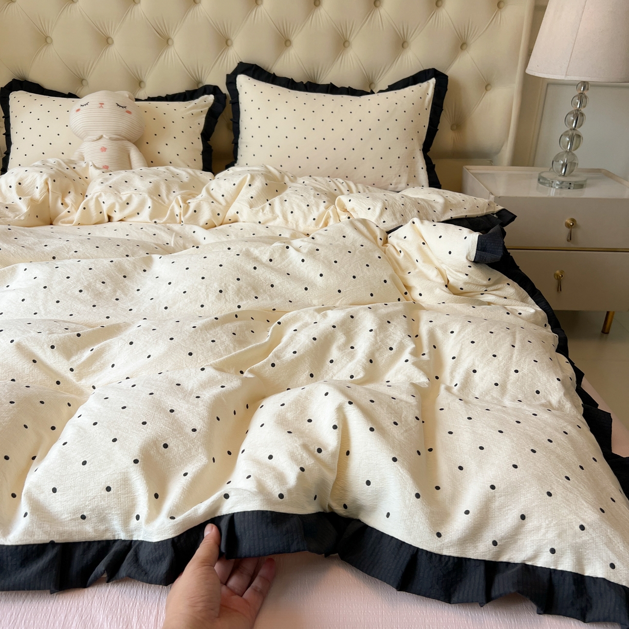 91家纺网 家纺一手货源 找家纺 韩巢家纺 2026新款黑色花边款四件套 米黄波点【黑皱皱花边款】