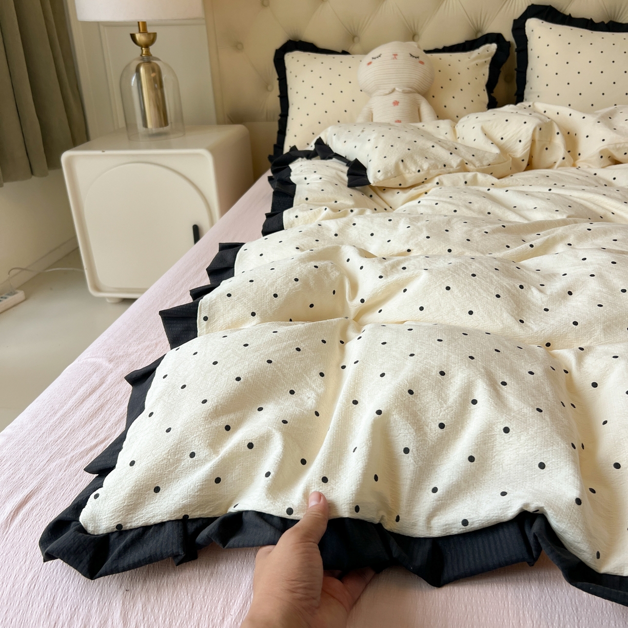 91家纺网 家纺一手货源 找家纺 韩巢家纺 2026新款黑色花边款四件套 米黄波点【黑皱皱花边款】