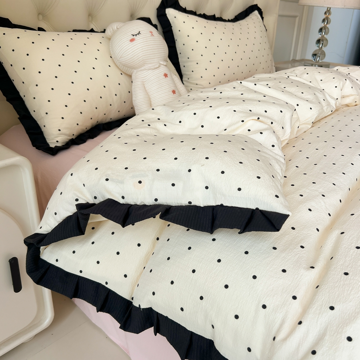 91家纺网 家纺一手货源 找家纺 韩巢家纺 2026新款黑色花边款四件套 米黄波点【黑皱皱花边款】