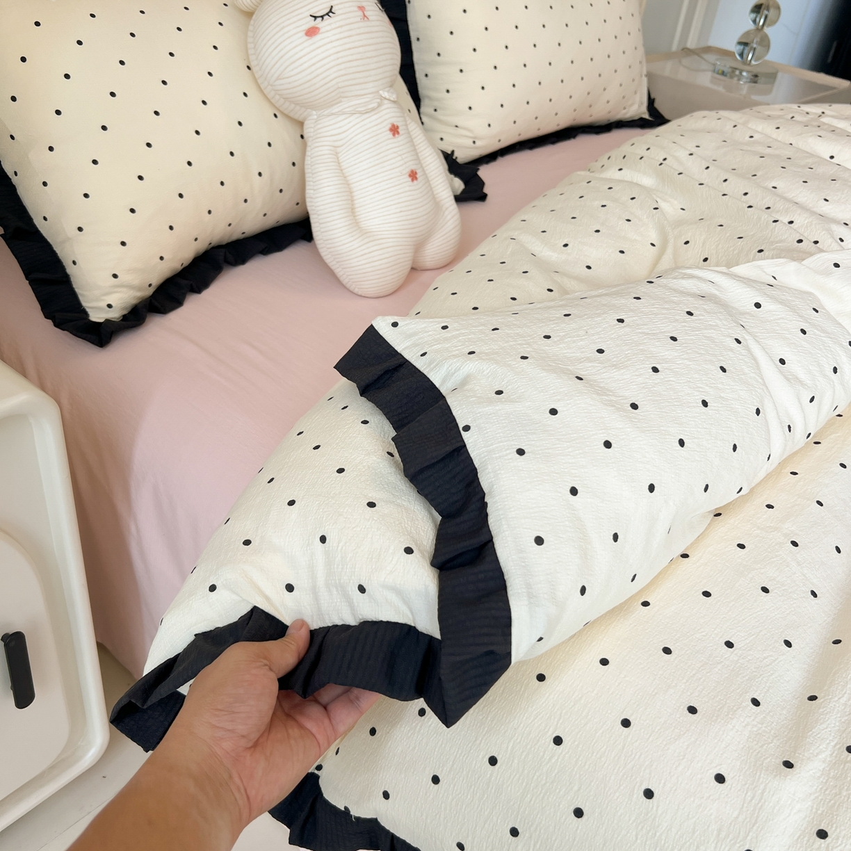 91家纺网 家纺一手货源 找家纺 韩巢家纺 2026新款黑色花边款四件套 米黄波点【黑皱皱花边款】