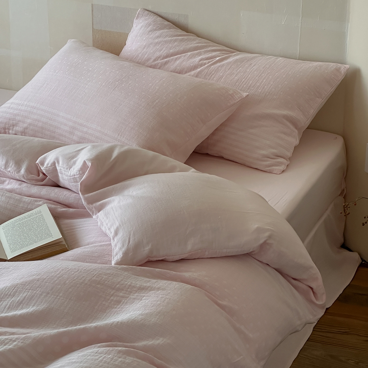 91家纺网 家纺一手货源 找家纺 云上 2026春季新款双层纱色织大提花四件套-日耳曼系列 日耳曼-粉