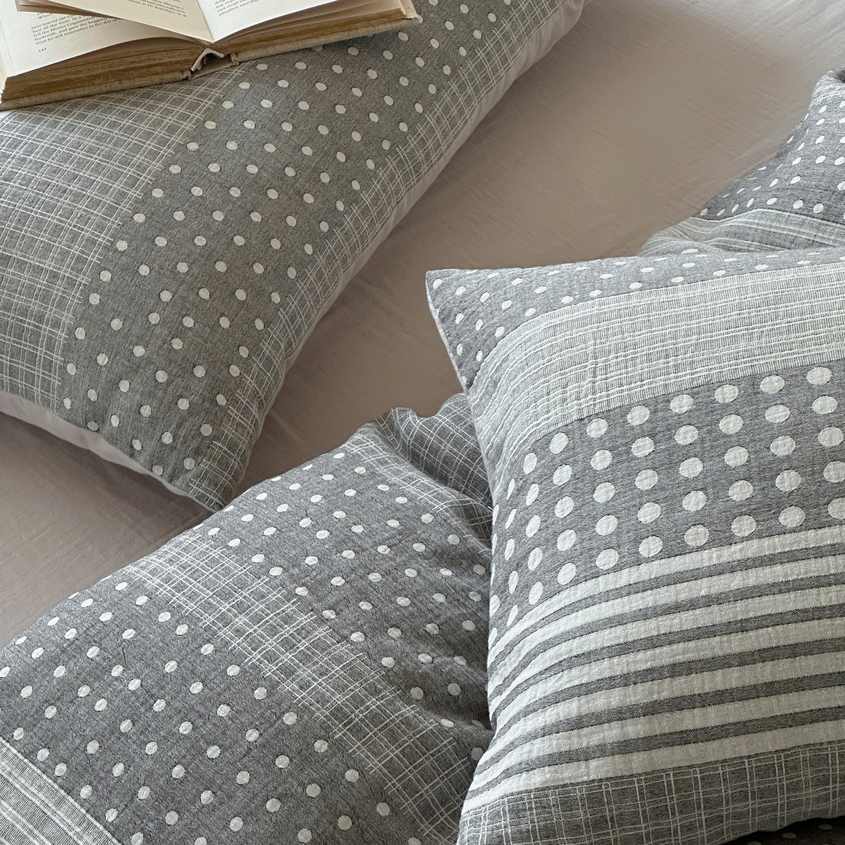 91家纺网 家纺一手货源 找家纺 云上 2026春季新款双层纱色织大提花四件套-日耳曼系列 日耳曼-灰