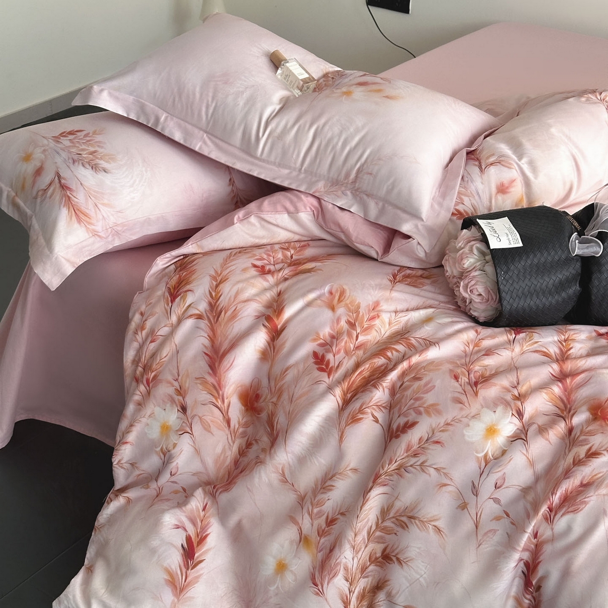 91家纺网 家纺一手货源 找家纺 金鑫汇家纺 2026新款全棉高端数码印花四件套 幽兰生香-粉