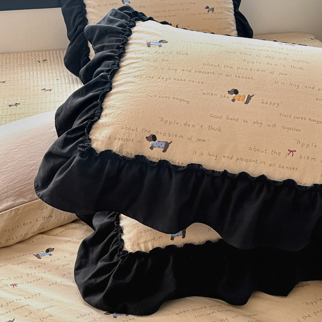 91家纺网 家纺一手货源 找家纺 富米莱单品馆 2026新款法式赫本风大花边A类古法仿棉云感纱单品床盖 狗狗家族