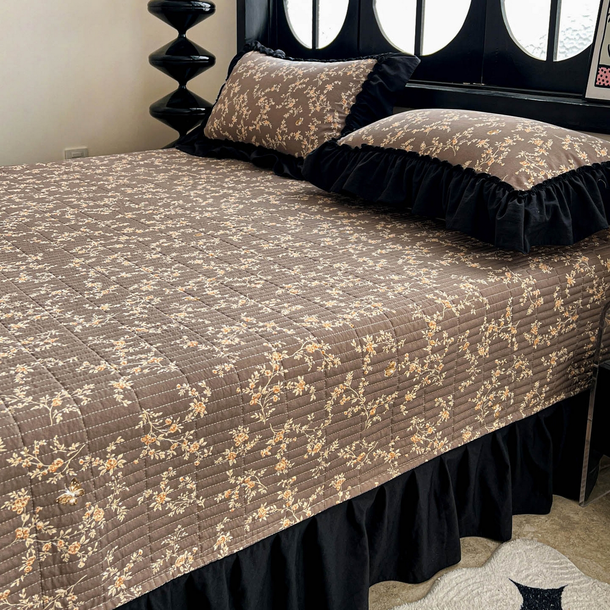 91家纺网 家纺一手货源 找家纺 富米莱单品馆 2026新款法式赫本风大花边A类古法仿棉云感纱单品床盖 花影浅吟