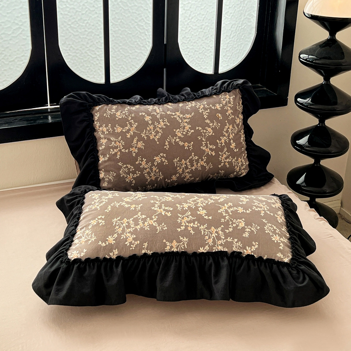 91家纺网 家纺一手货源 找家纺 富米莱单品馆 2026新款法式赫本风大花边A类古法仿棉云感纱单品床盖 花影浅吟