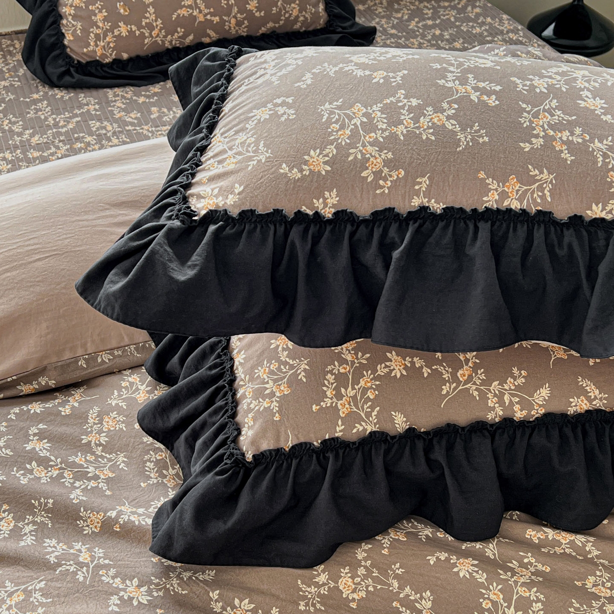 91家纺网 家纺一手货源 找家纺 富米莱单品馆 2026新款法式赫本风大花边A类古法仿棉云感纱单品床盖 花影浅吟