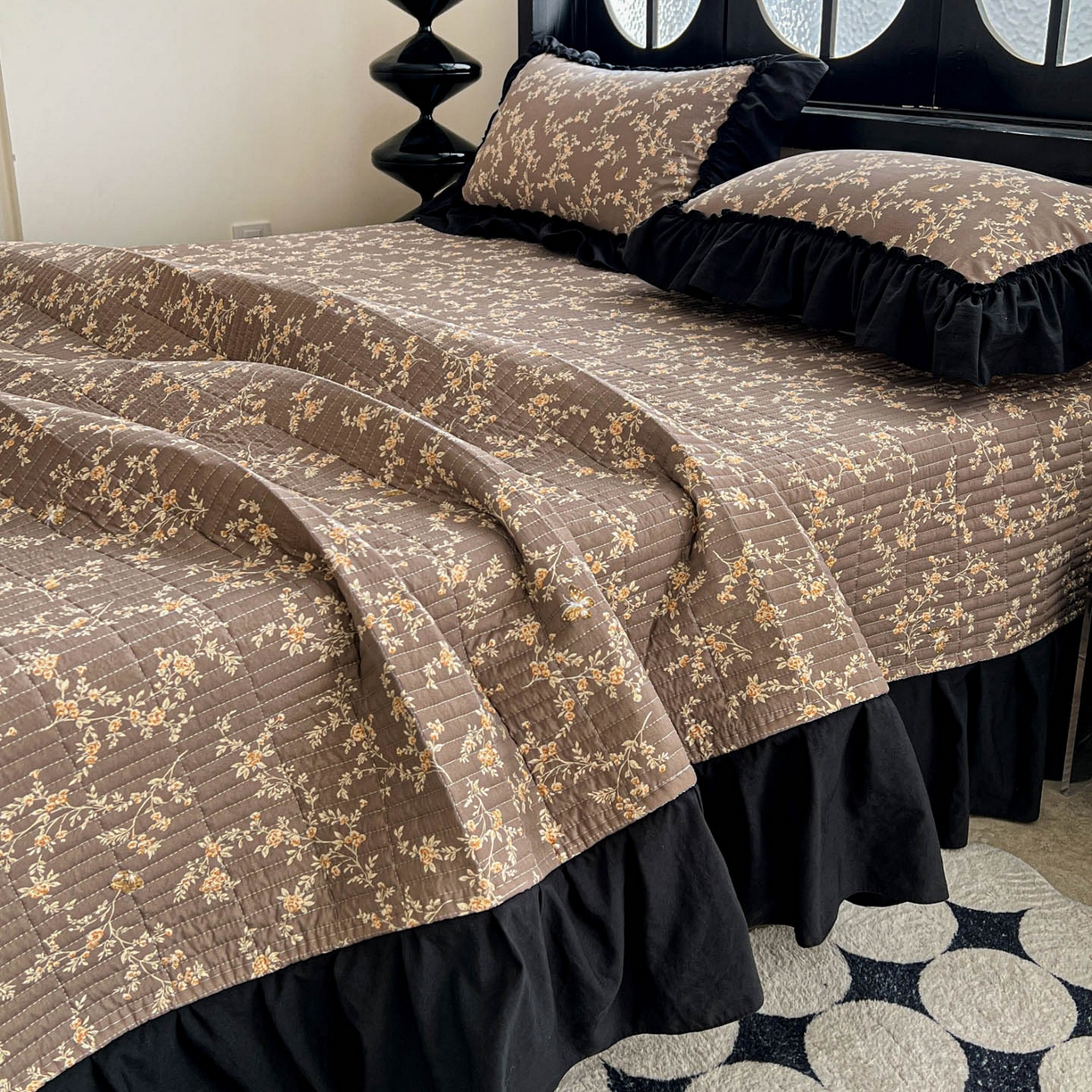 91家纺网 家纺一手货源 找家纺 富米莱单品馆 2026新款法式赫本风大花边A类古法仿棉云感纱单品床盖 花影浅吟