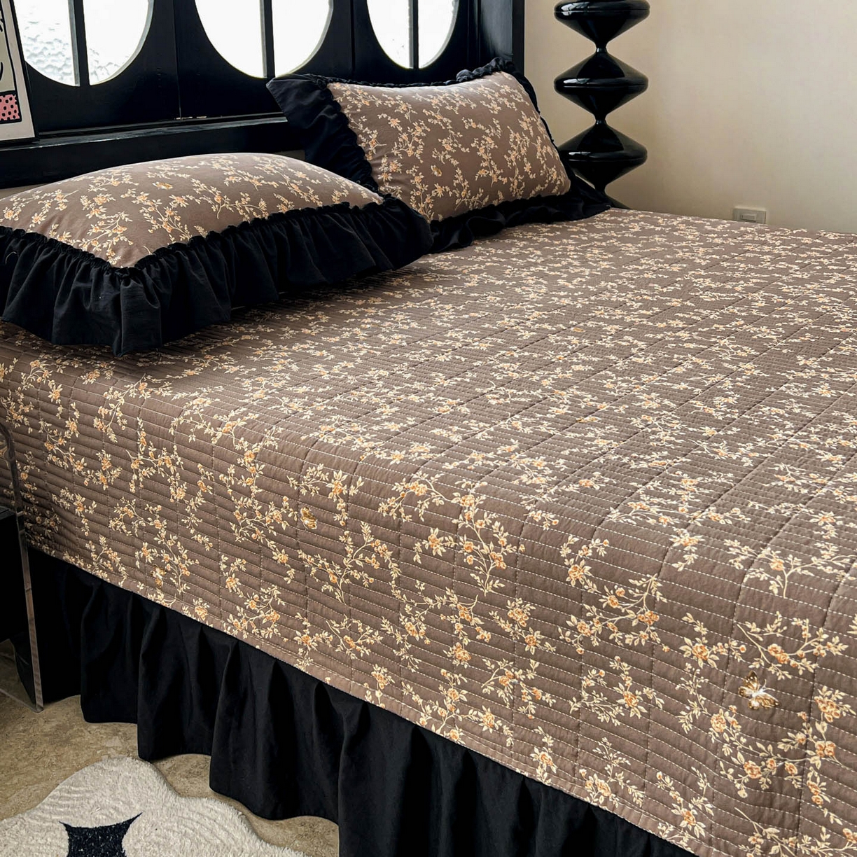 91家纺网 家纺一手货源 找家纺 富米莱单品馆 2026新款法式赫本风大花边A类古法仿棉云感纱单品床盖 花影浅吟