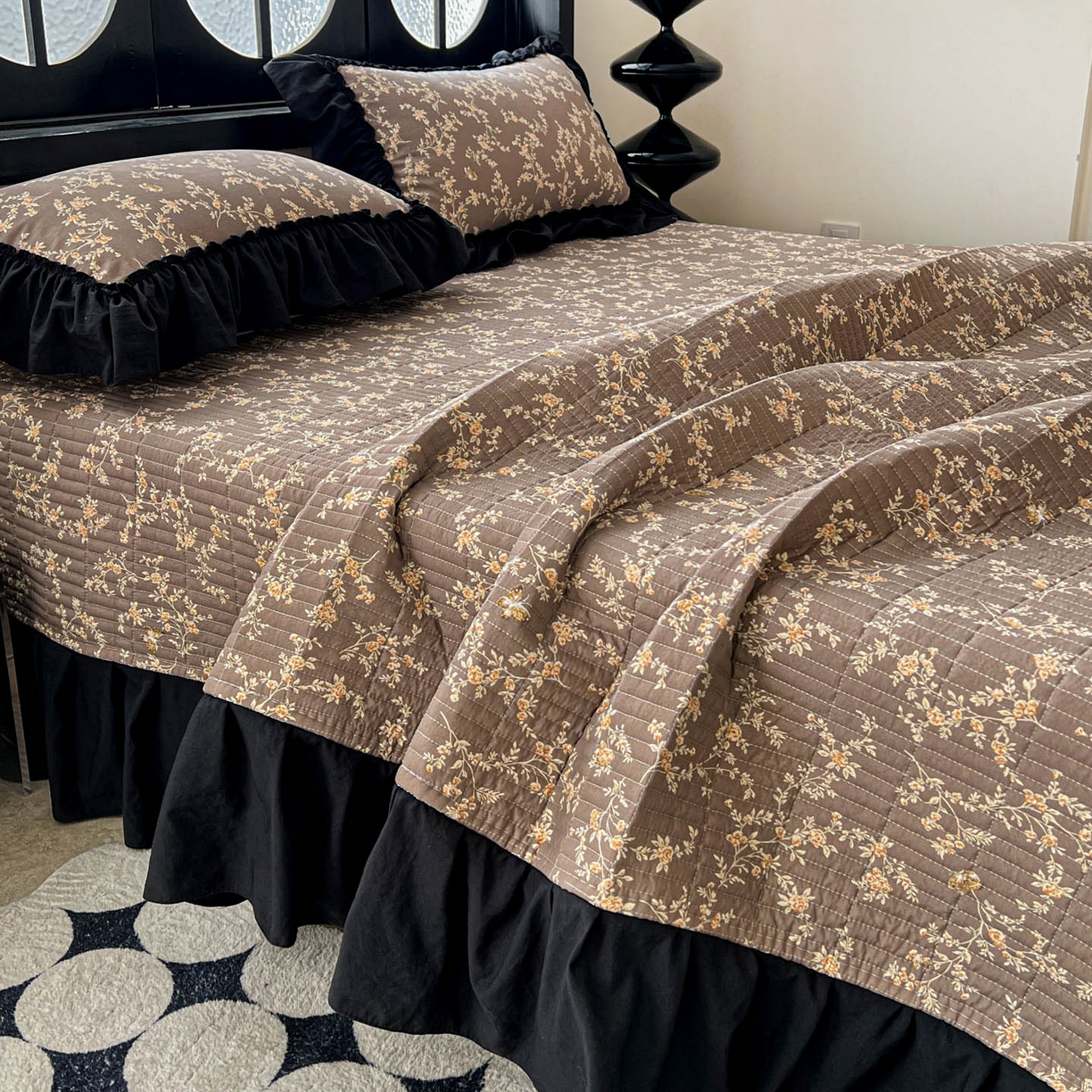 91家纺网 家纺一手货源 找家纺 富米莱单品馆 2026新款法式赫本风大花边A类古法仿棉云感纱单品床盖 花影浅吟