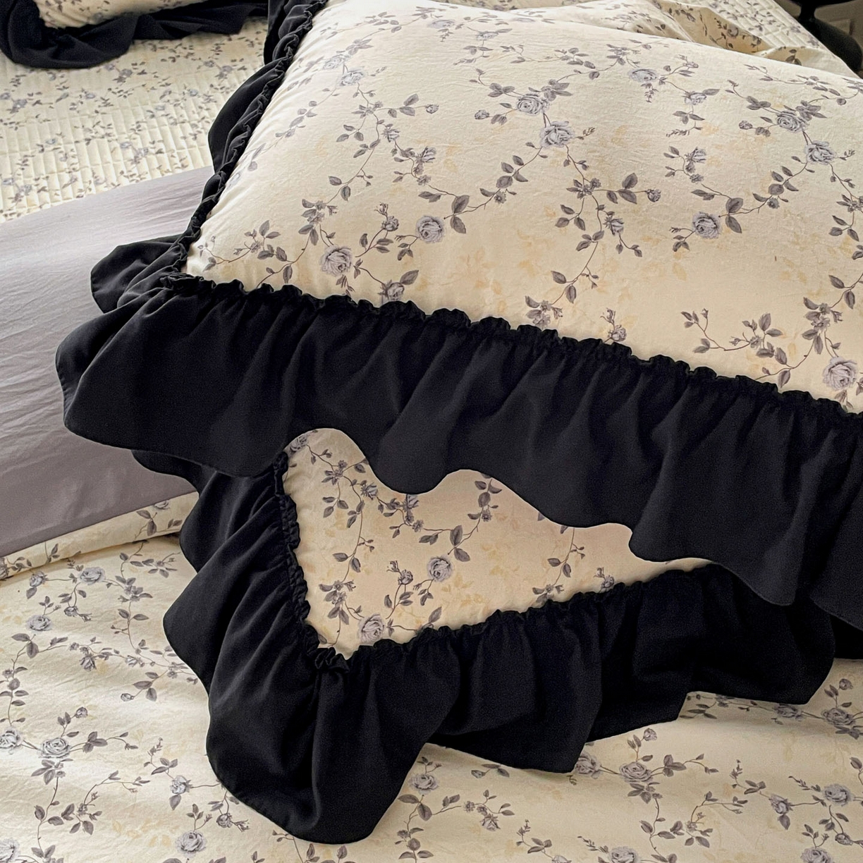 91家纺网 家纺一手货源 找家纺 富米莱单品馆 2026新款法式赫本风大花边A类古法仿棉云感纱单品床盖 槿上花开