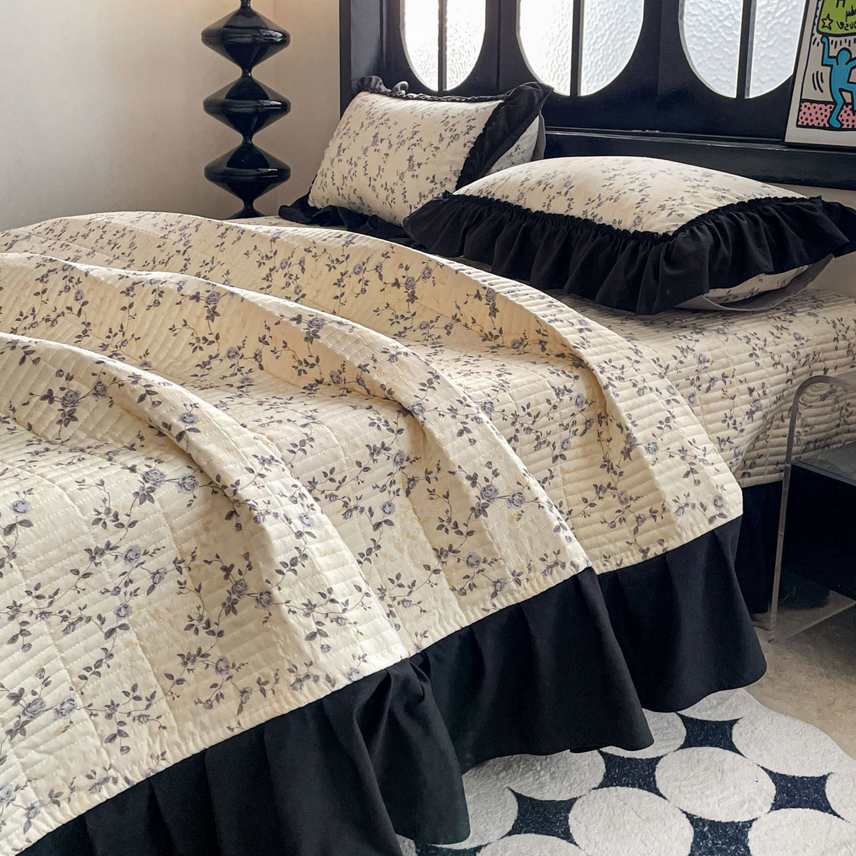 91家纺网 家纺一手货源 找家纺 富米莱单品馆 2026新款法式赫本风大花边A类古法仿棉云感纱单品床盖 槿上花开