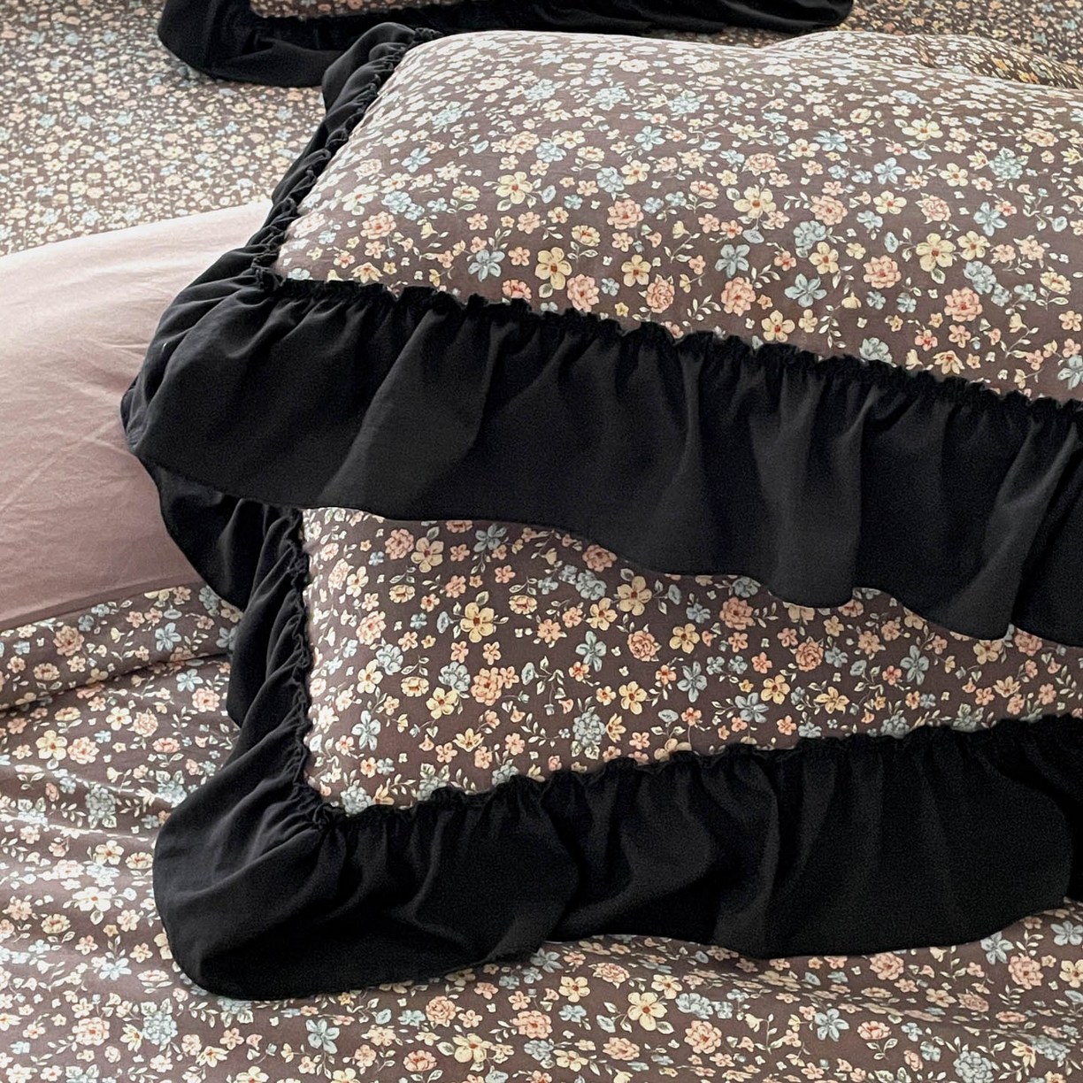 91家纺网 家纺一手货源 找家纺 富米莱单品馆 2026新款法式赫本风大花边A类古法仿棉云感纱单品床盖 漫野