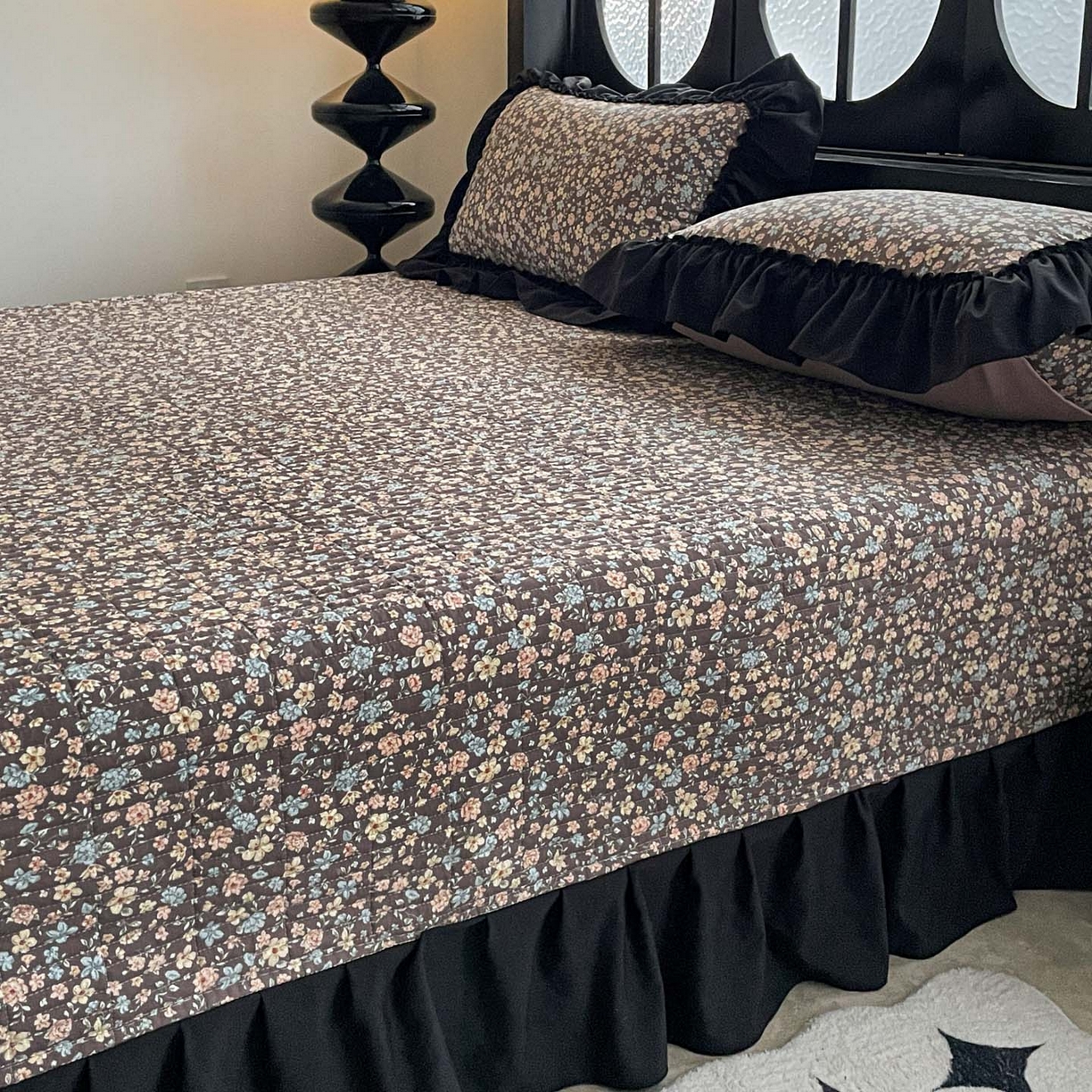 91家纺网 家纺一手货源 找家纺 富米莱单品馆 2026新款法式赫本风大花边A类古法仿棉云感纱单品床盖 漫野