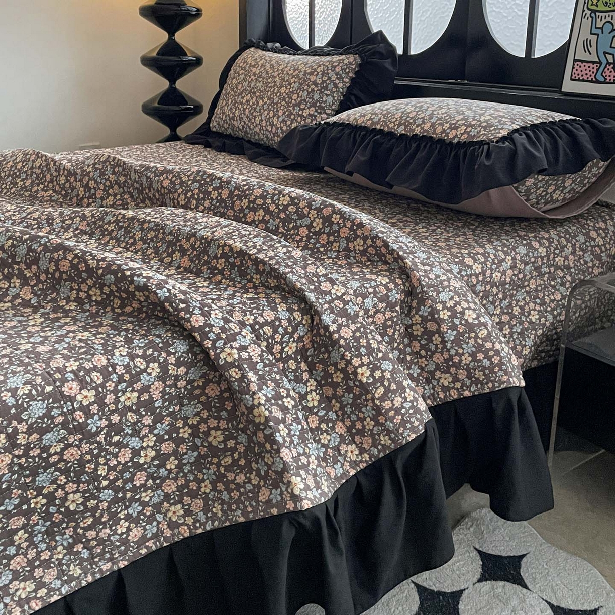 91家纺网 家纺一手货源 找家纺 富米莱单品馆 2026新款法式赫本风大花边A类古法仿棉云感纱单品床盖 漫野