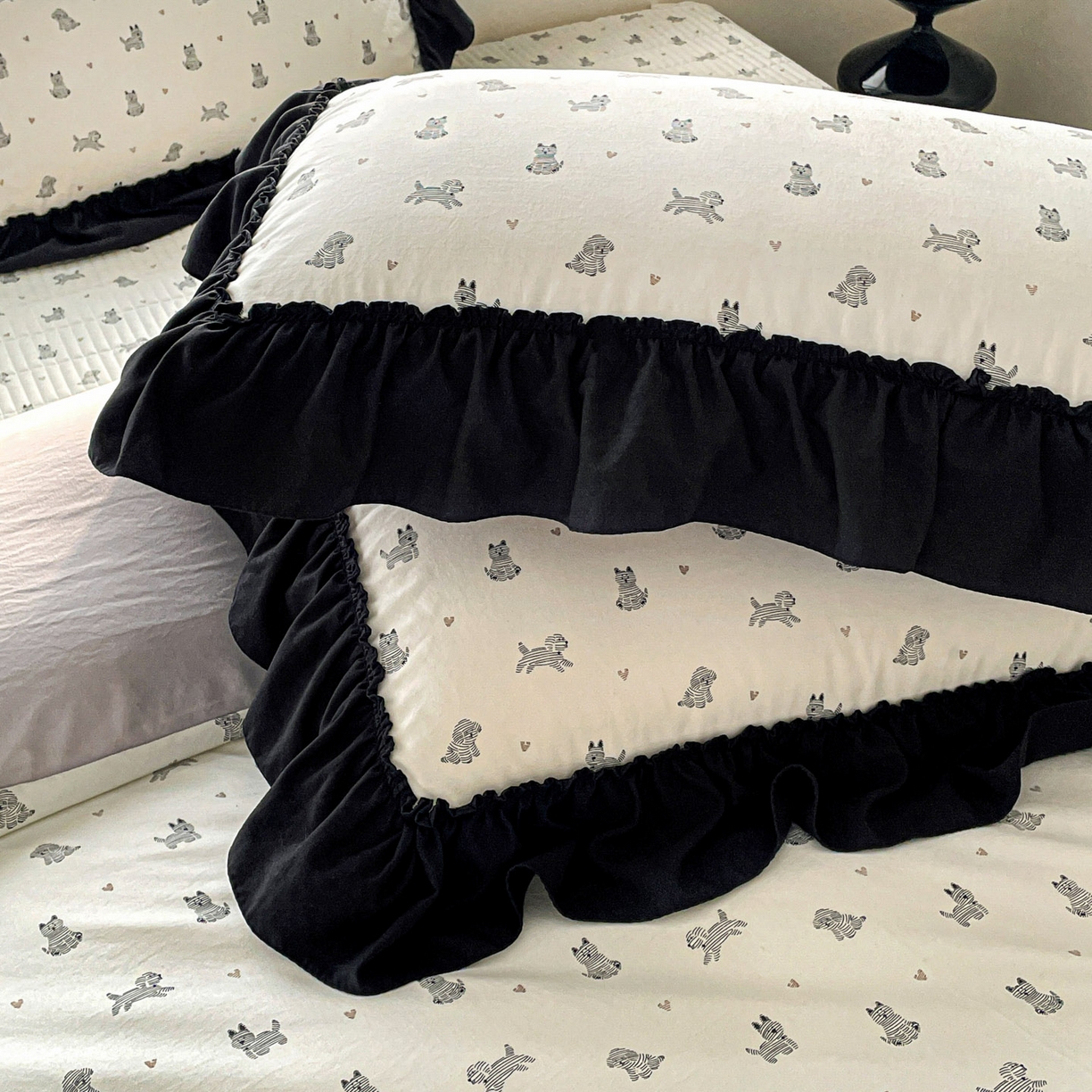 91家纺网 家纺一手货源 找家纺 富米莱单品馆 2026新款法式赫本风大花边A类古法仿棉云感纱单品床盖 恰恰狗