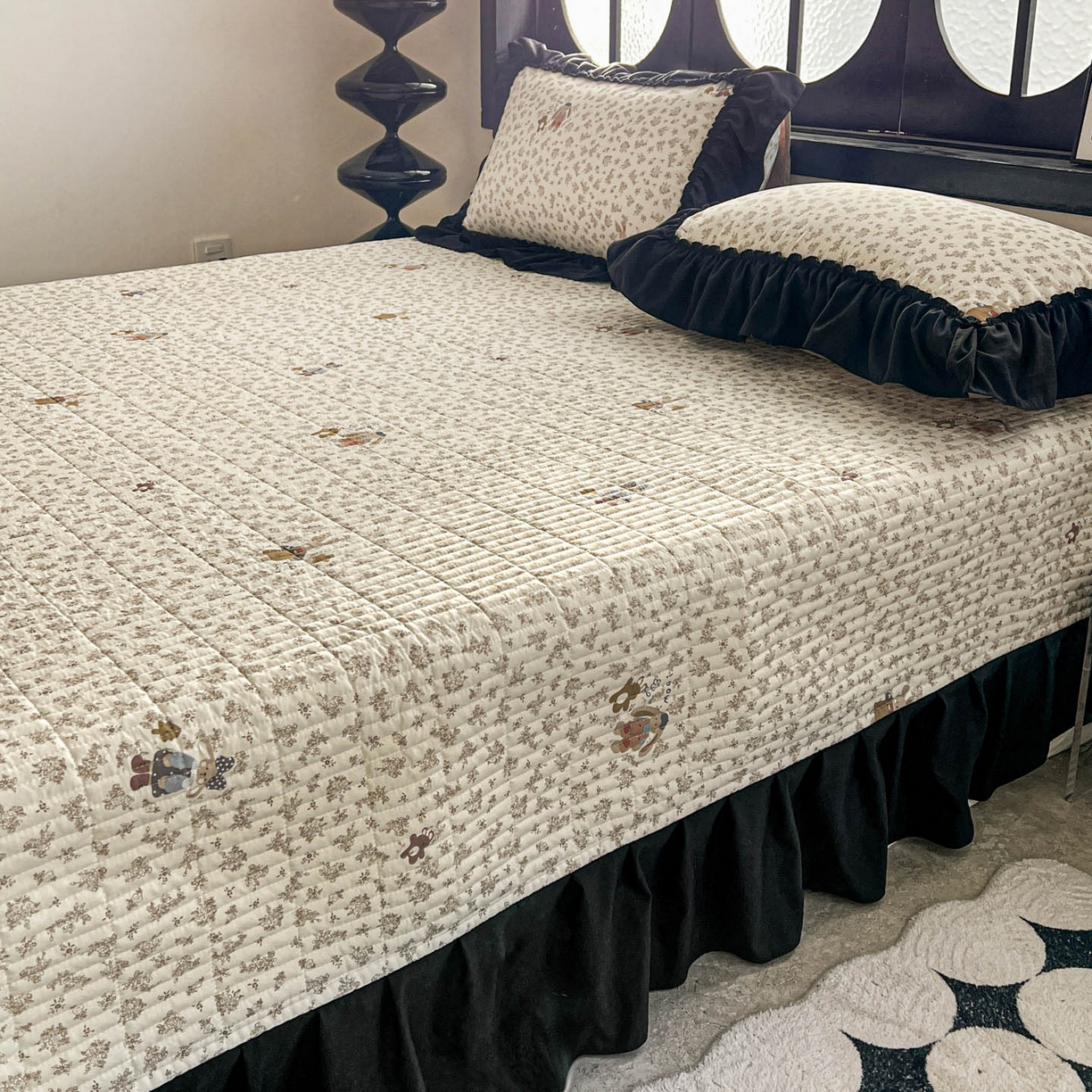 91家纺网 家纺一手货源 找家纺 富米莱单品馆 2026新款法式赫本风大花边A类古法仿棉云感纱单品床盖 午后时光