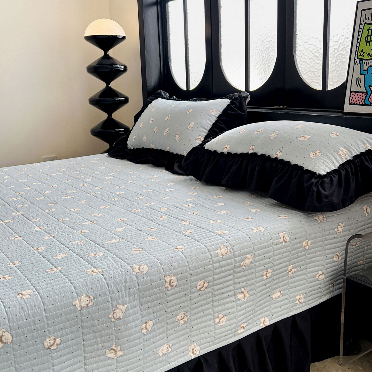 91家纺网 家纺一手货源 找家纺 富米莱单品馆 2026新款法式赫本风大花边A类古法仿棉云感纱单品床盖 雾蓝小熊