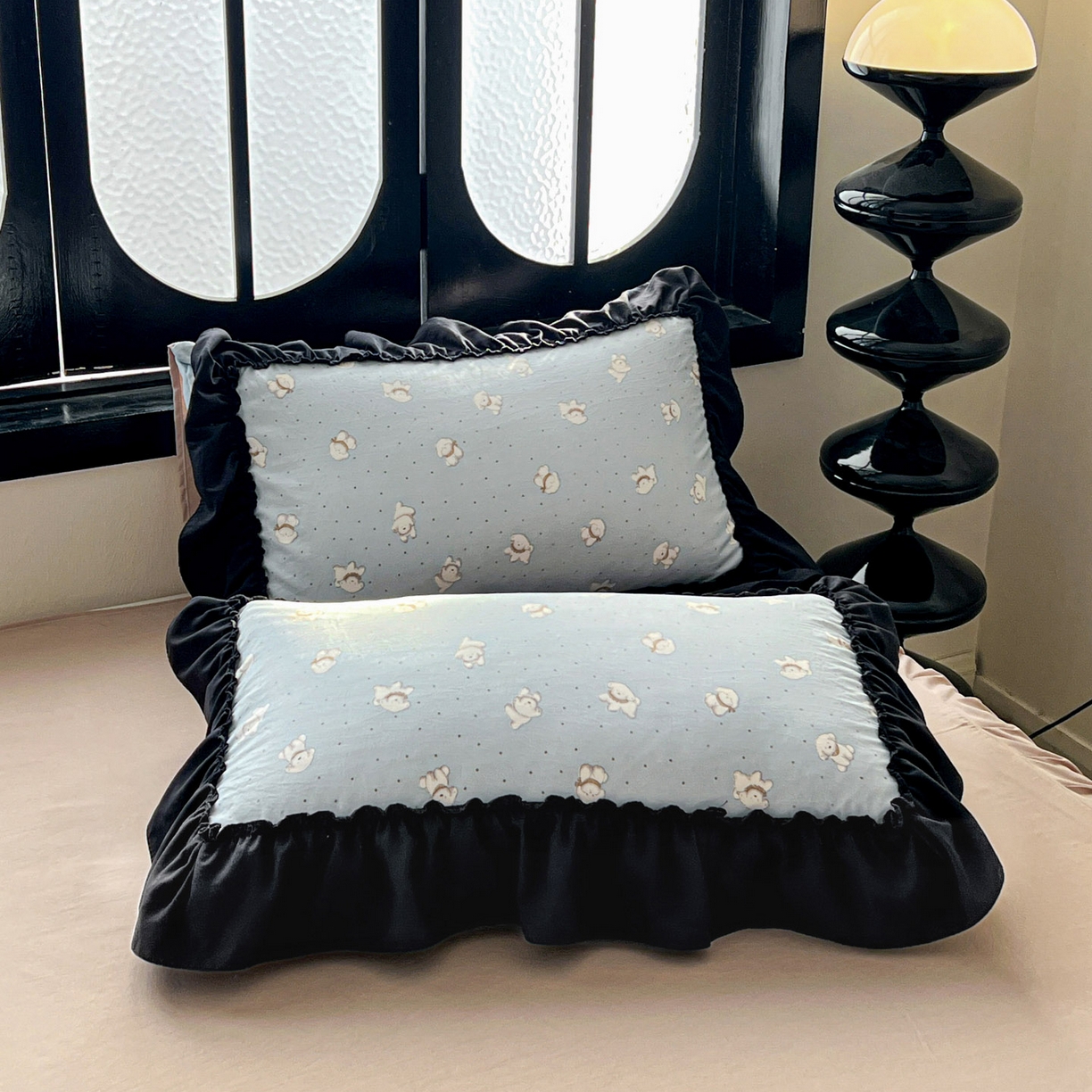 91家纺网 家纺一手货源 找家纺 富米莱单品馆 2026新款法式赫本风大花边A类古法仿棉云感纱单品床盖 雾蓝小熊