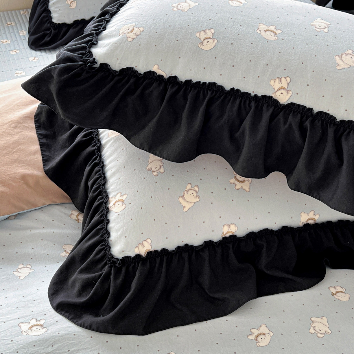 91家纺网 家纺一手货源 找家纺 富米莱单品馆 2026新款法式赫本风大花边A类古法仿棉云感纱单品床盖 雾蓝小熊