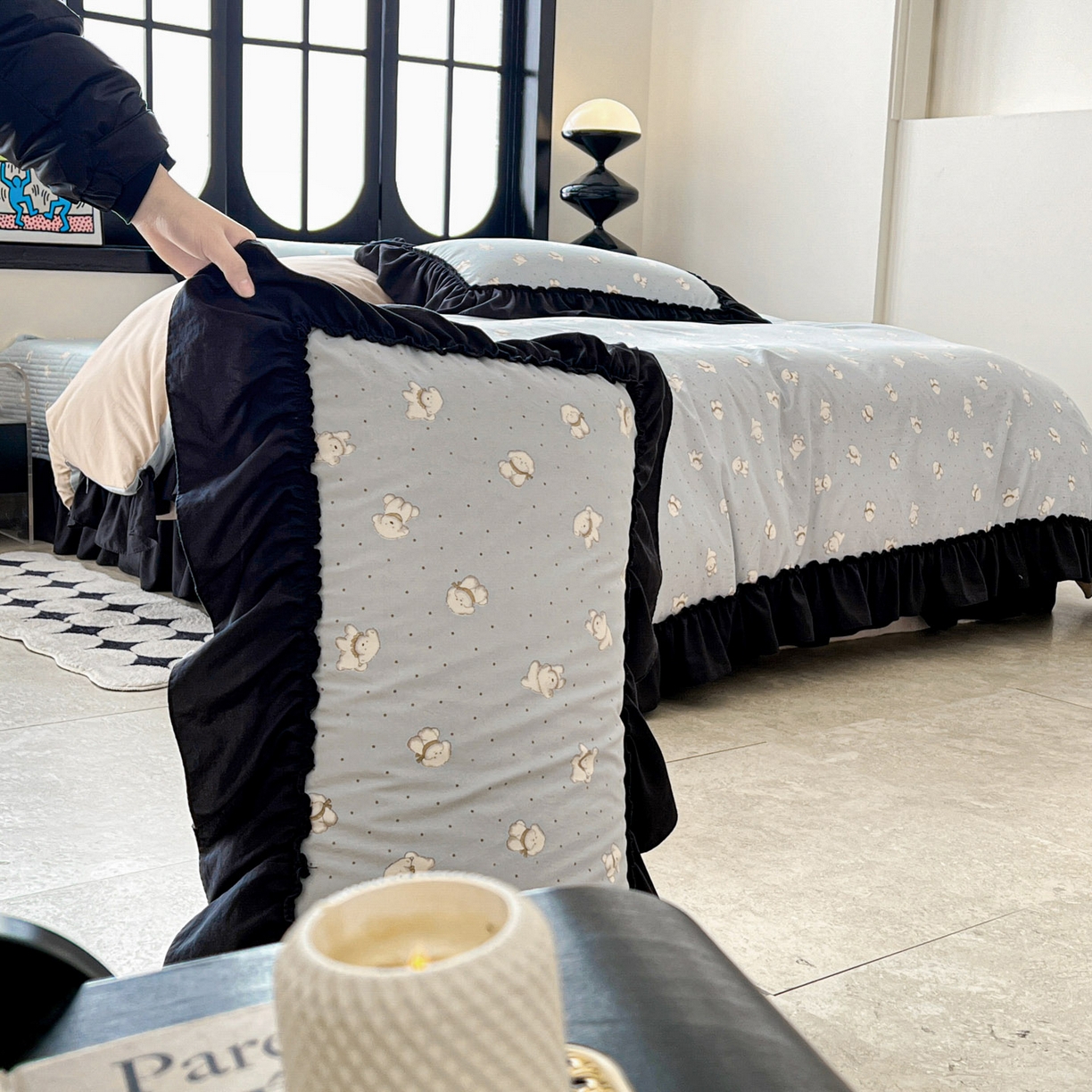 91家纺网 家纺一手货源 找家纺 富米莱单品馆 2026新款法式赫本风大花边A类古法仿棉云感纱单品床盖 雾蓝小熊