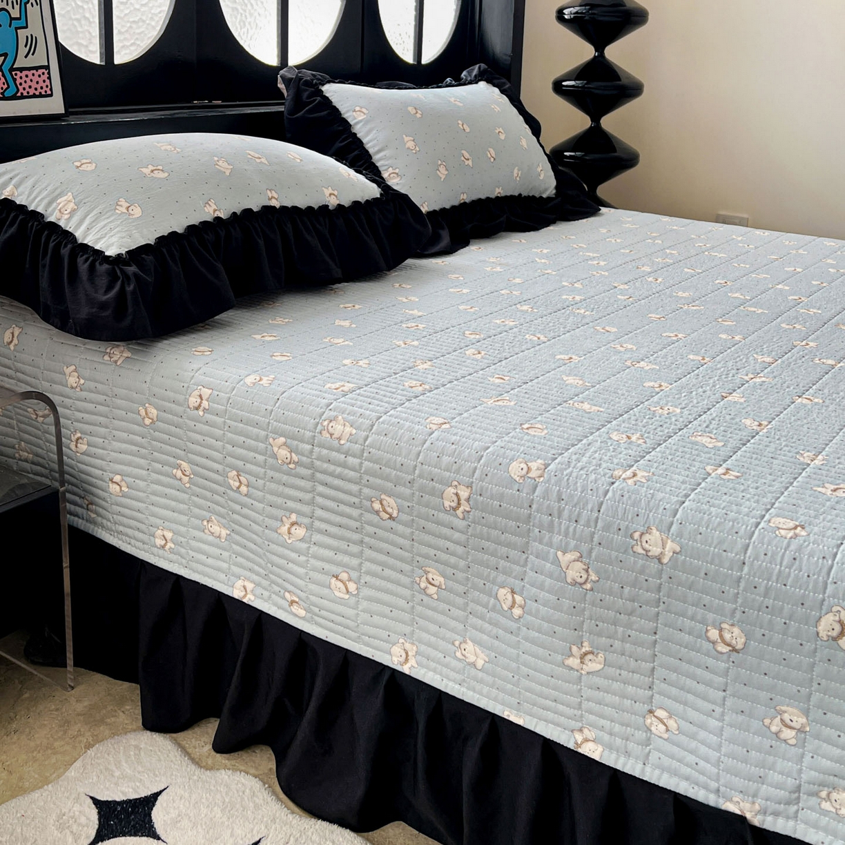 91家纺网 家纺一手货源 找家纺 富米莱单品馆 2026新款法式赫本风大花边A类古法仿棉云感纱单品床盖 雾蓝小熊