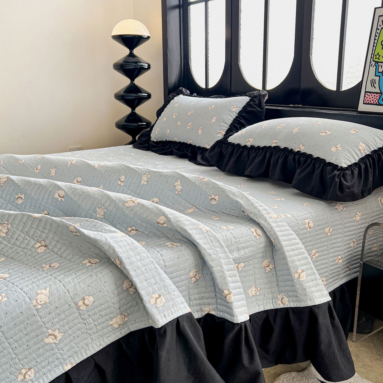 91家纺网 家纺一手货源 找家纺 富米莱单品馆 2026新款法式赫本风大花边A类古法仿棉云感纱单品床盖 雾蓝小熊