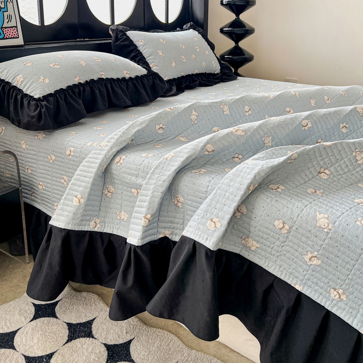 91家纺网 家纺一手货源 找家纺 富米莱单品馆 2026新款法式赫本风大花边A类古法仿棉云感纱单品床盖 雾蓝小熊