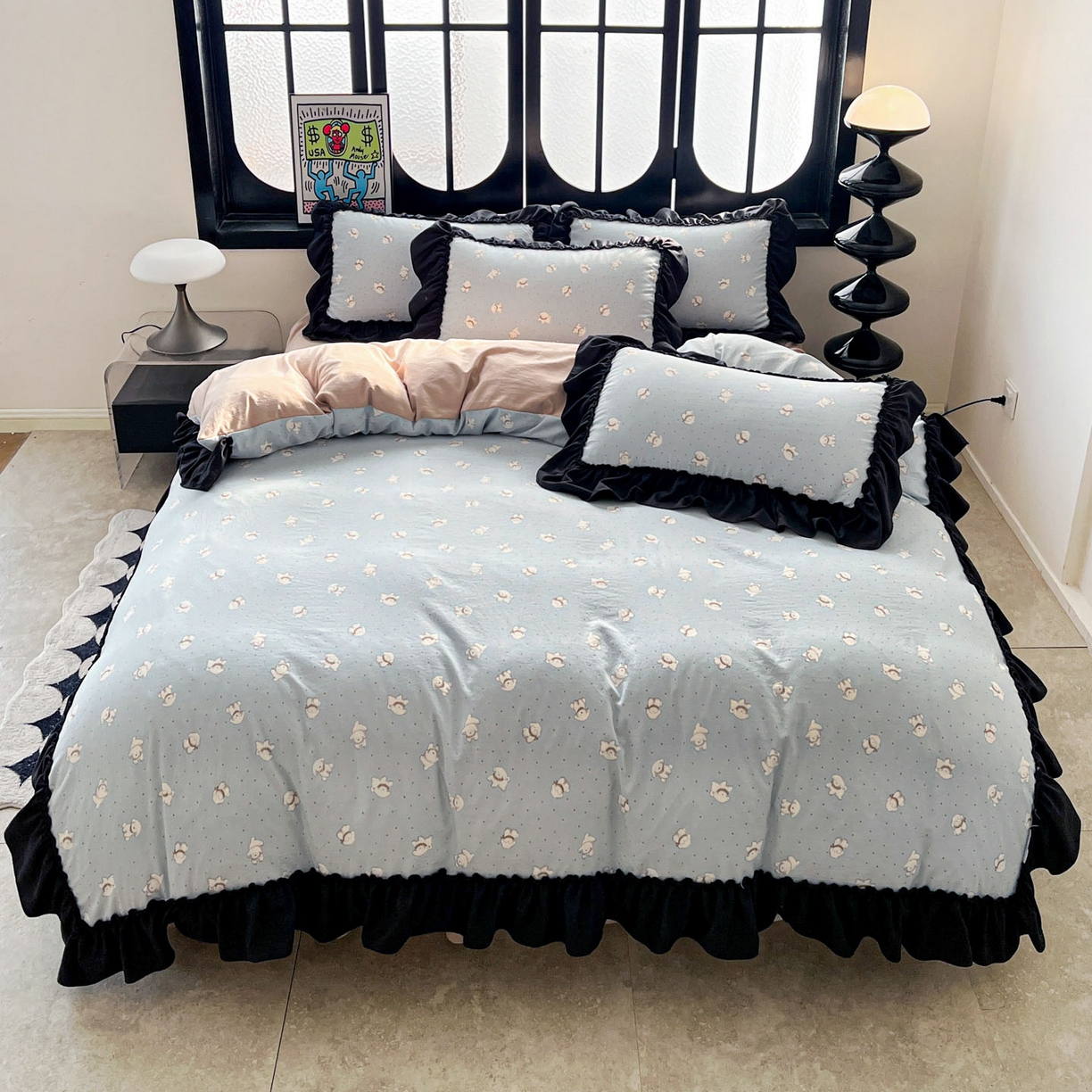 91家纺网 家纺一手货源 找家纺 富米莱单品馆 2026新款法式赫本风大花边A类古法仿棉云感纱单品床盖 雾蓝小熊