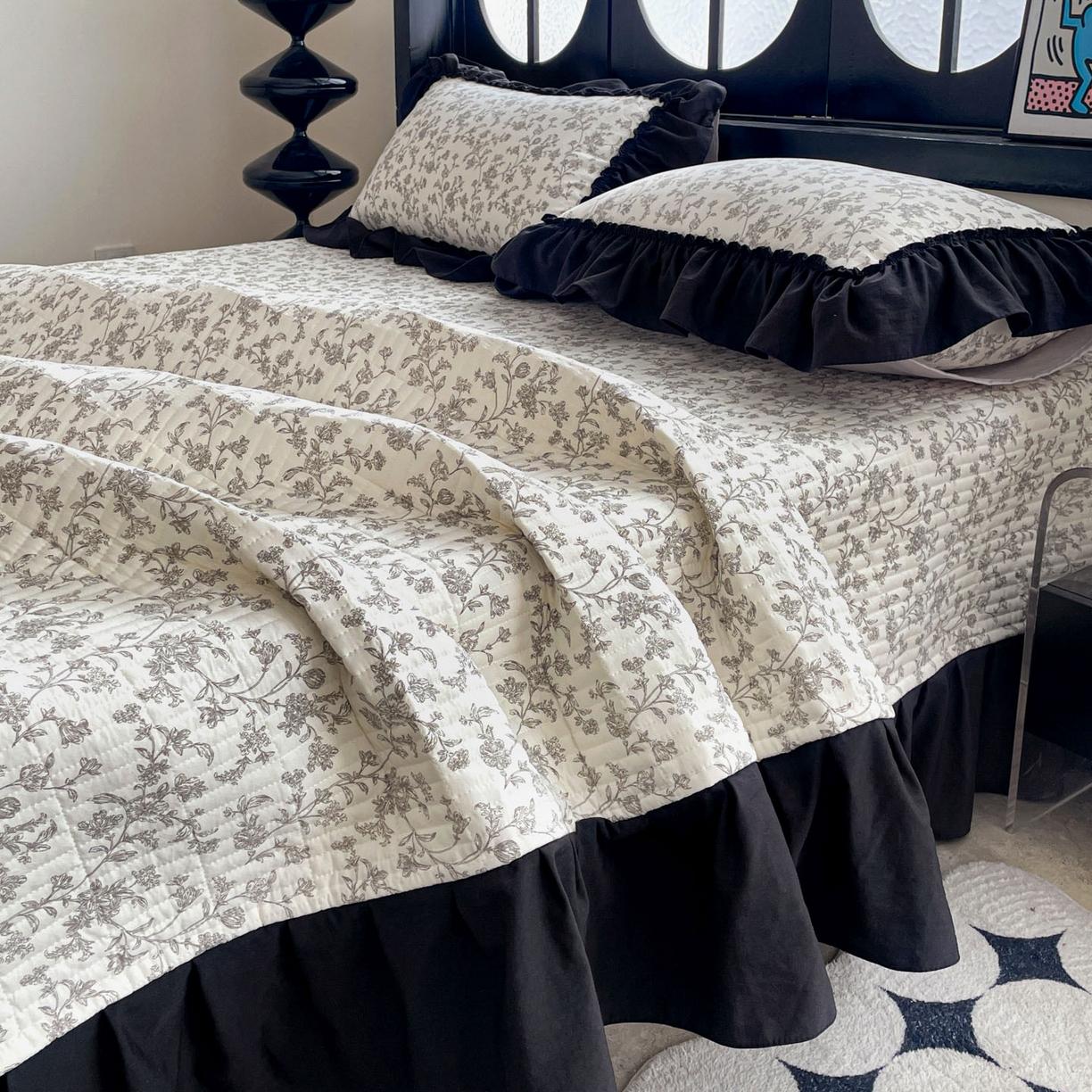 91家纺网 家纺一手货源 找家纺 富米莱单品馆 2026新款法式赫本风大花边A类古法仿棉云感纱单品床盖 星河入梦