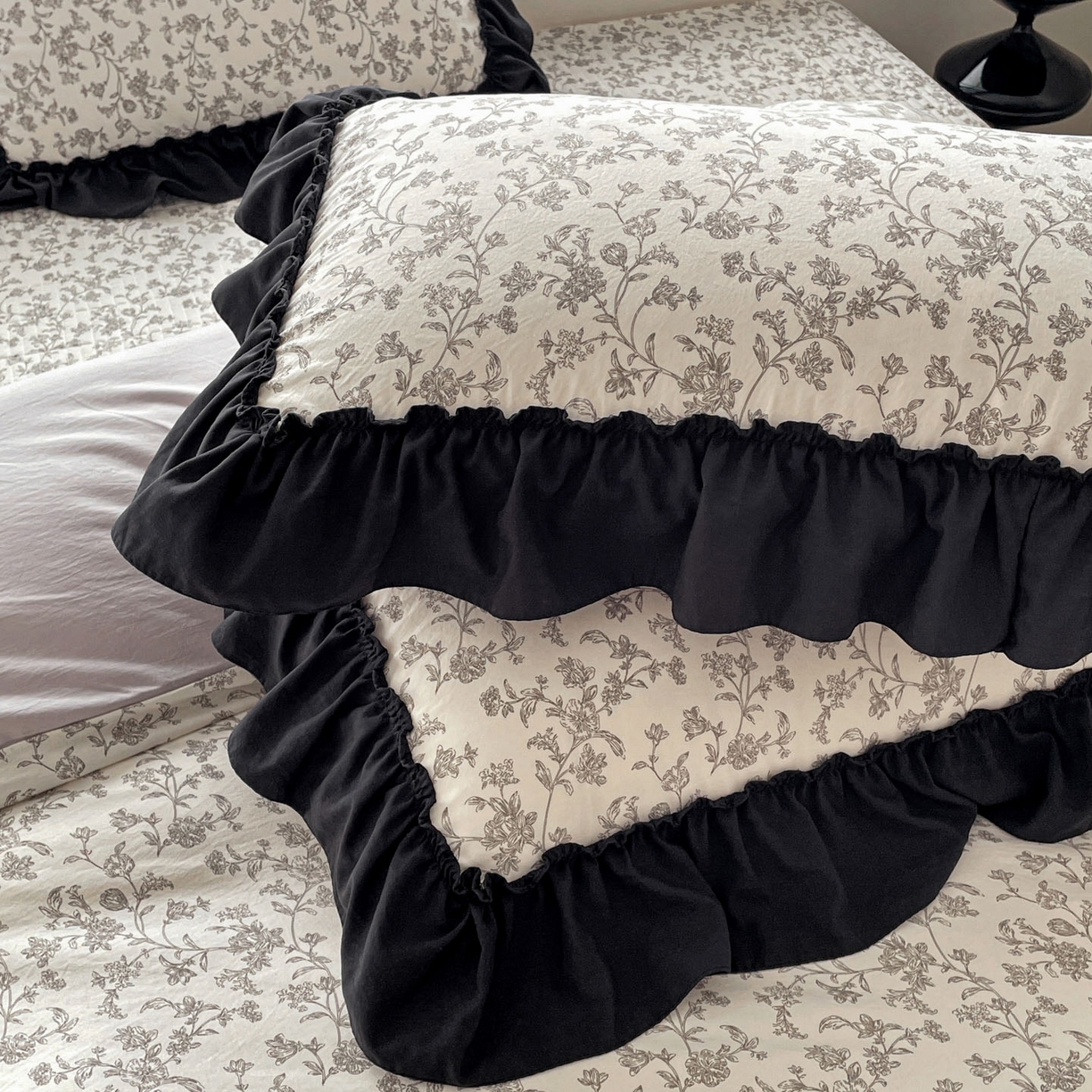 91家纺网 家纺一手货源 找家纺 富米莱单品馆 2026新款法式赫本风大花边A类古法仿棉云感纱单品床盖 星河入梦