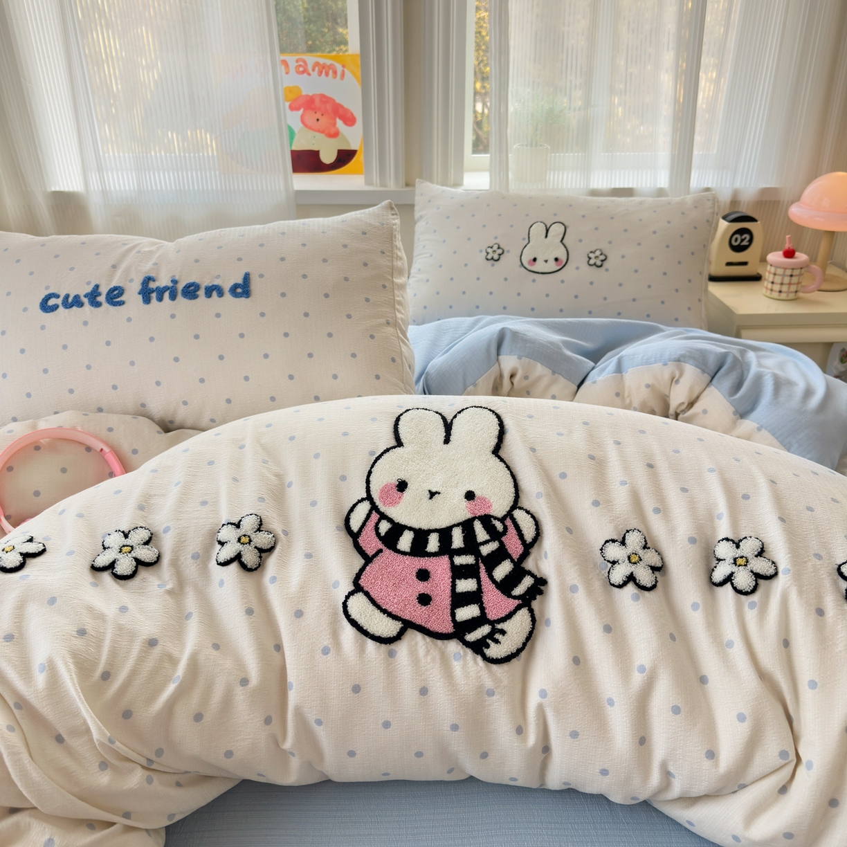 91家纺网 家纺一手货源 找家纺 奈颜 2026新款超柔水洗皱皱棉毛巾绣四件套 菲菲兔