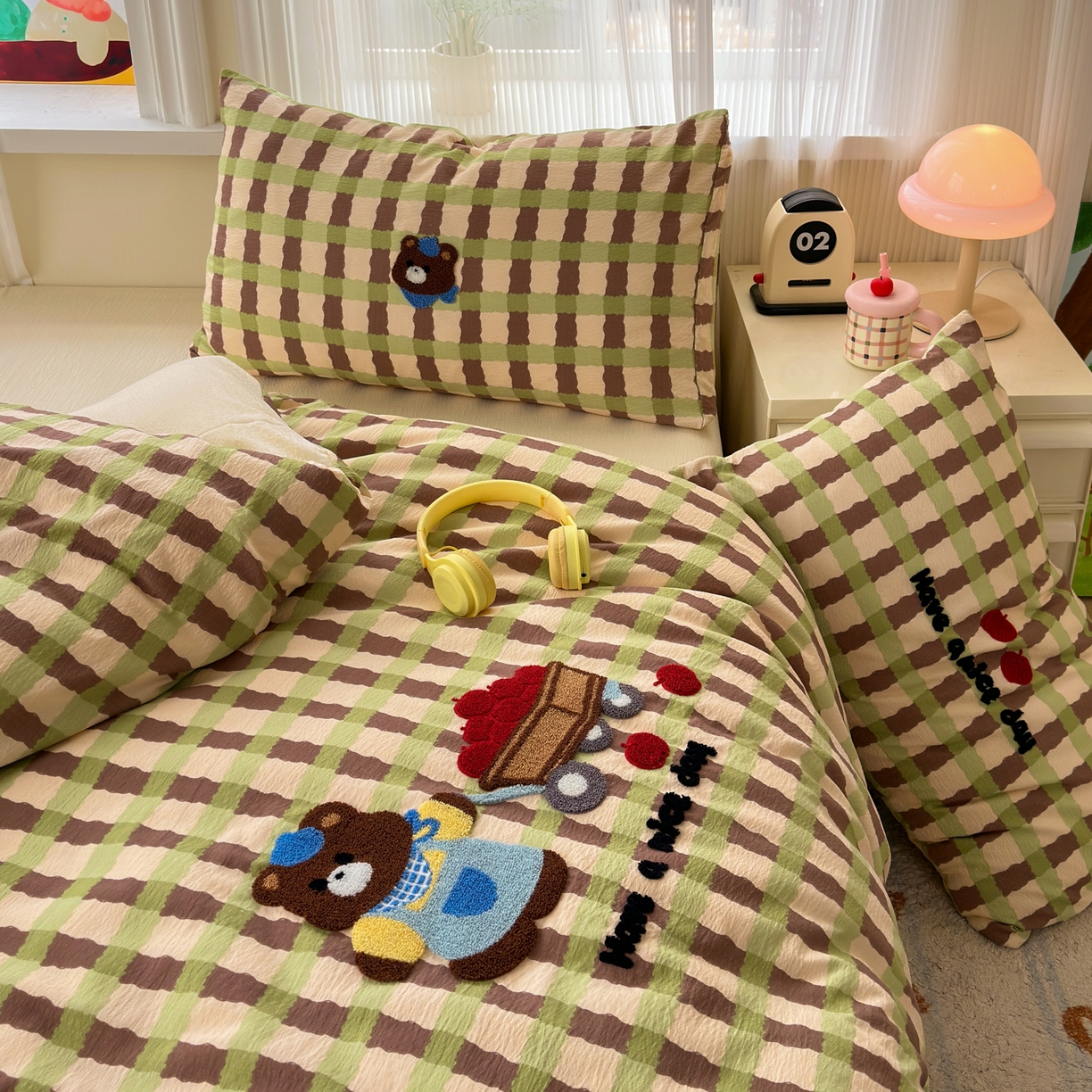 91家纺网 家纺一手货源 找家纺 奈颜 2026新款超柔水洗皱皱棉毛巾绣四件套 格子萌熊