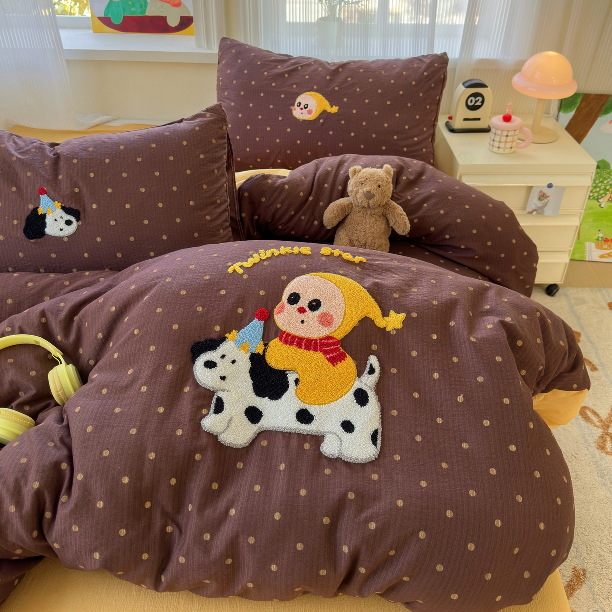 91家纺网 家纺一手货源 找家纺 奈颜 2026新款超柔水洗皱皱棉毛巾绣四件套 波点玩伴